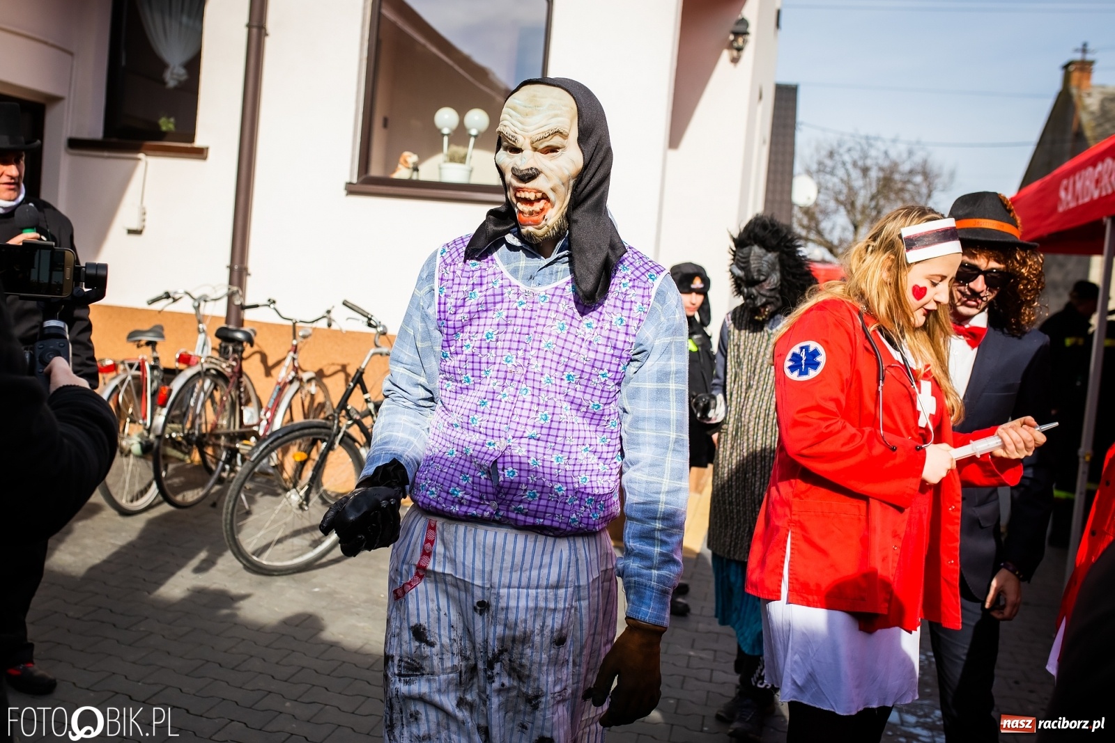 Zdjęcie w galerii na portalu naszraciborz.pl: Wodzenie niedźwiedzia w Samborowicach. Tak wieś żegna karnawał [FOTO i WIDEO] wiadomości z regionu