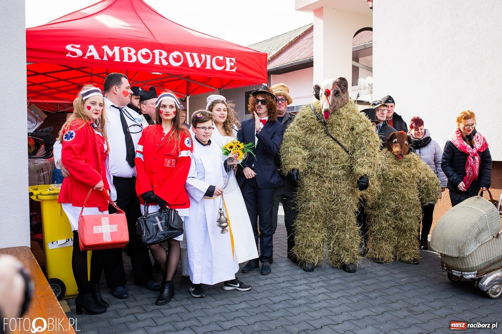 Zdjęcie w galerii na portalu naszraciborz.pl: Wodzenie niedźwiedzia w Samborowicach. Tak wieś żegna karnawał [FOTO i WIDEO] wiadomości z regionu