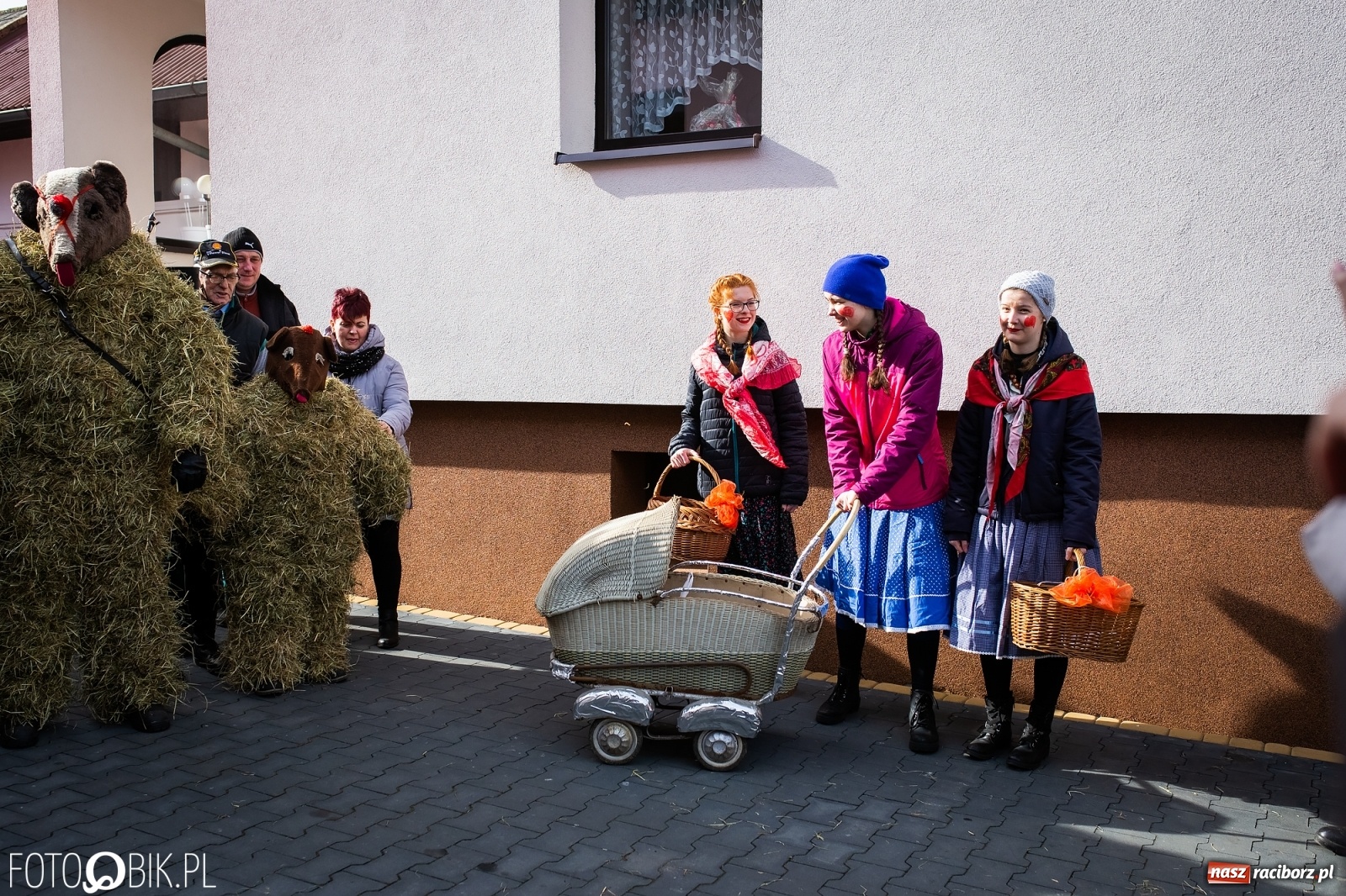 Zdjęcie w galerii na portalu naszraciborz.pl: Wodzenie niedźwiedzia w Samborowicach. Tak wieś żegna karnawał [FOTO i WIDEO] wiadomości z regionu