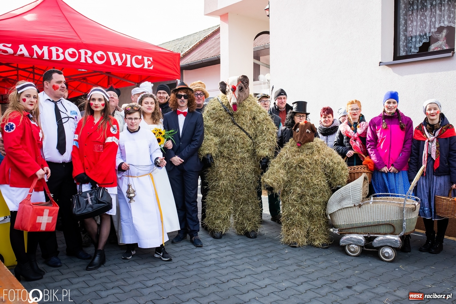 Zdjęcie w galerii na portalu naszraciborz.pl: Wodzenie niedźwiedzia w Samborowicach. Tak wieś żegna karnawał [FOTO i WIDEO] wiadomości z regionu