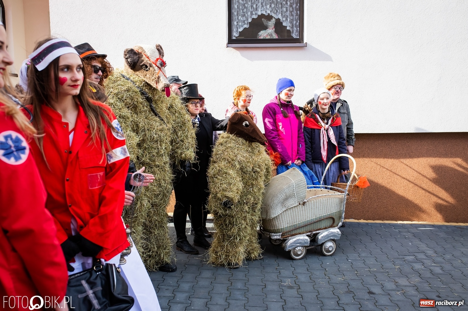 Zdjęcie w galerii na portalu naszraciborz.pl: Wodzenie niedźwiedzia w Samborowicach. Tak wieś żegna karnawał [FOTO i WIDEO] wiadomości z regionu