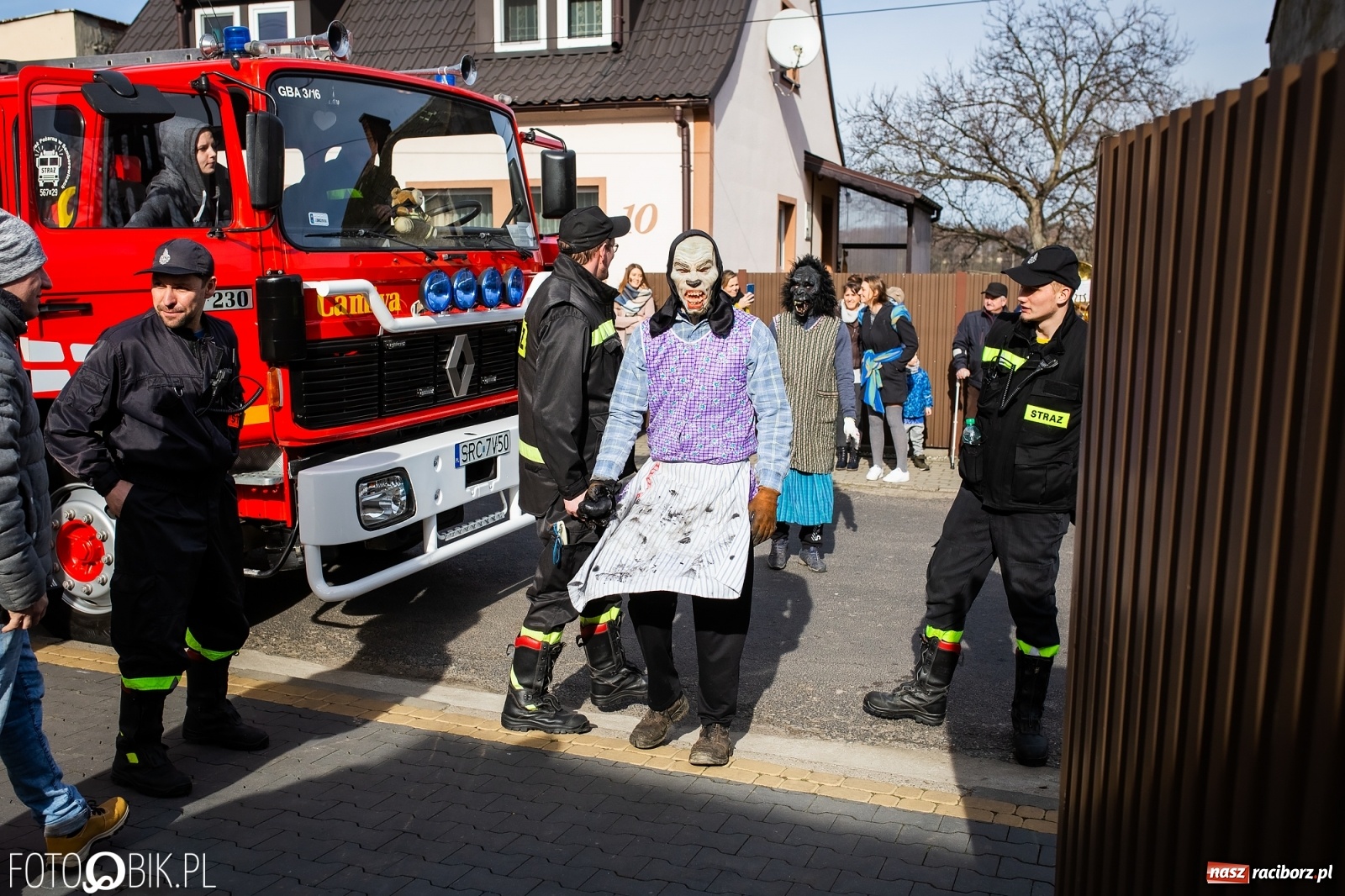 Zdjęcie w galerii na portalu naszraciborz.pl: Wodzenie niedźwiedzia w Samborowicach. Tak wieś żegna karnawał [FOTO i WIDEO] wiadomości z regionu