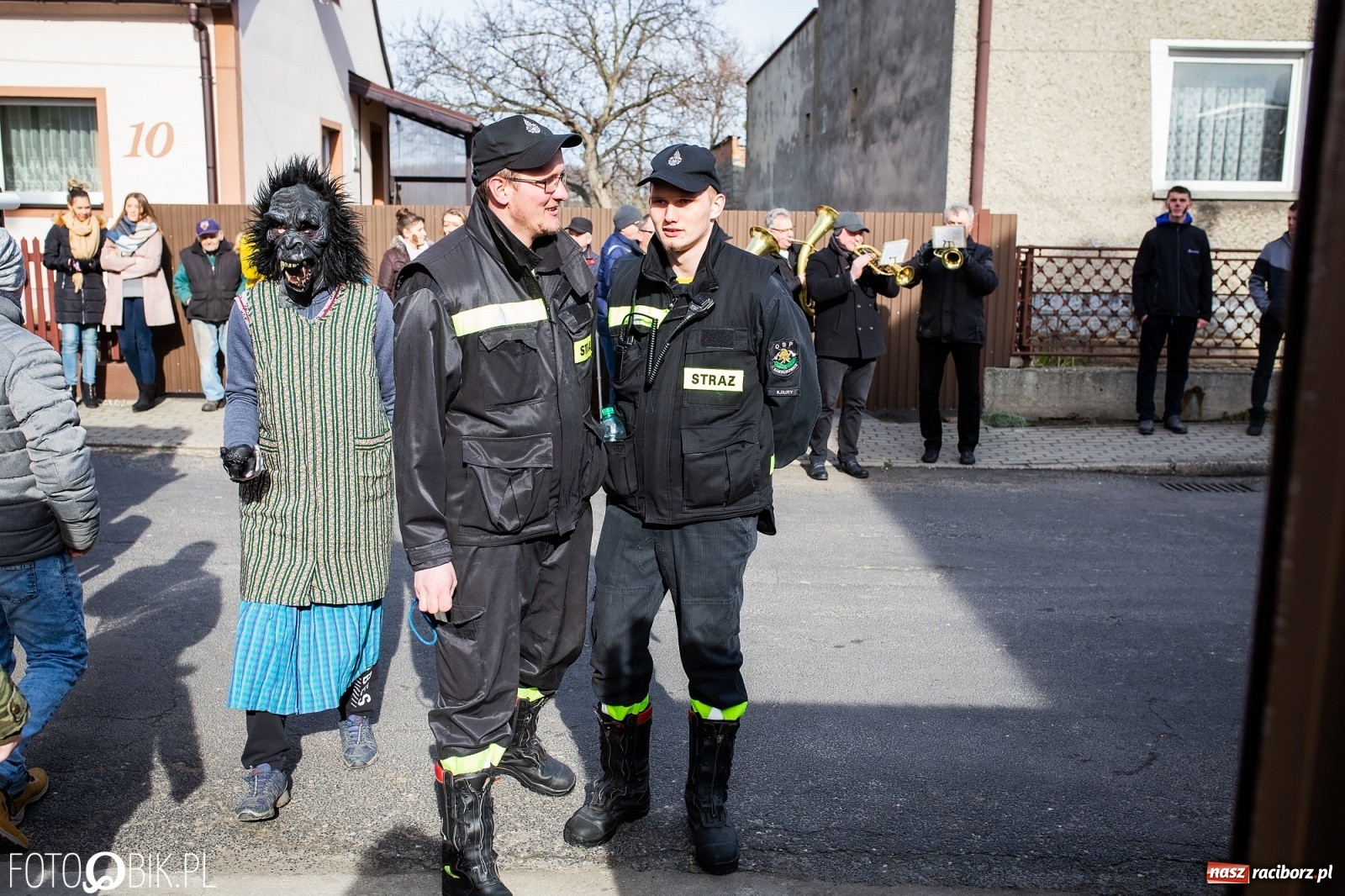 Zdjęcie w galerii na portalu naszraciborz.pl: Wodzenie niedźwiedzia w Samborowicach. Tak wieś żegna karnawał [FOTO i WIDEO] wiadomości z regionu