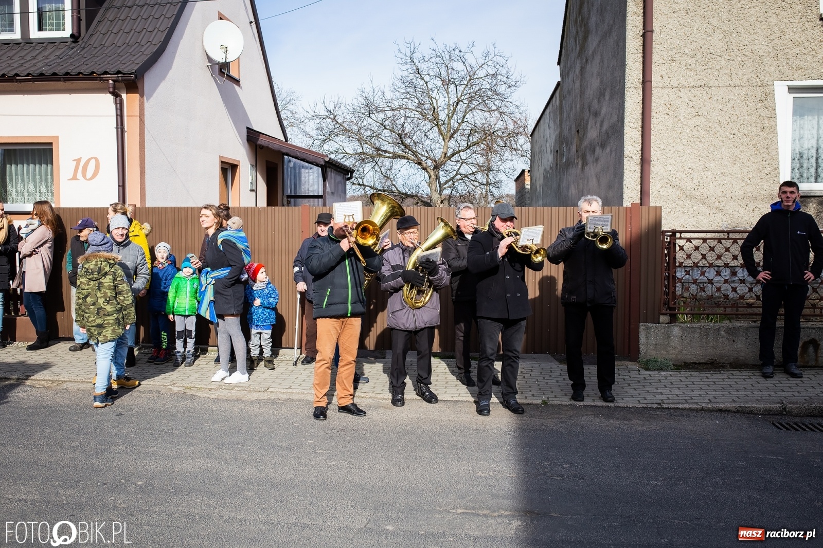 Zdjęcie w galerii na portalu naszraciborz.pl: Wodzenie niedźwiedzia w Samborowicach. Tak wieś żegna karnawał [FOTO i WIDEO] wiadomości z regionu