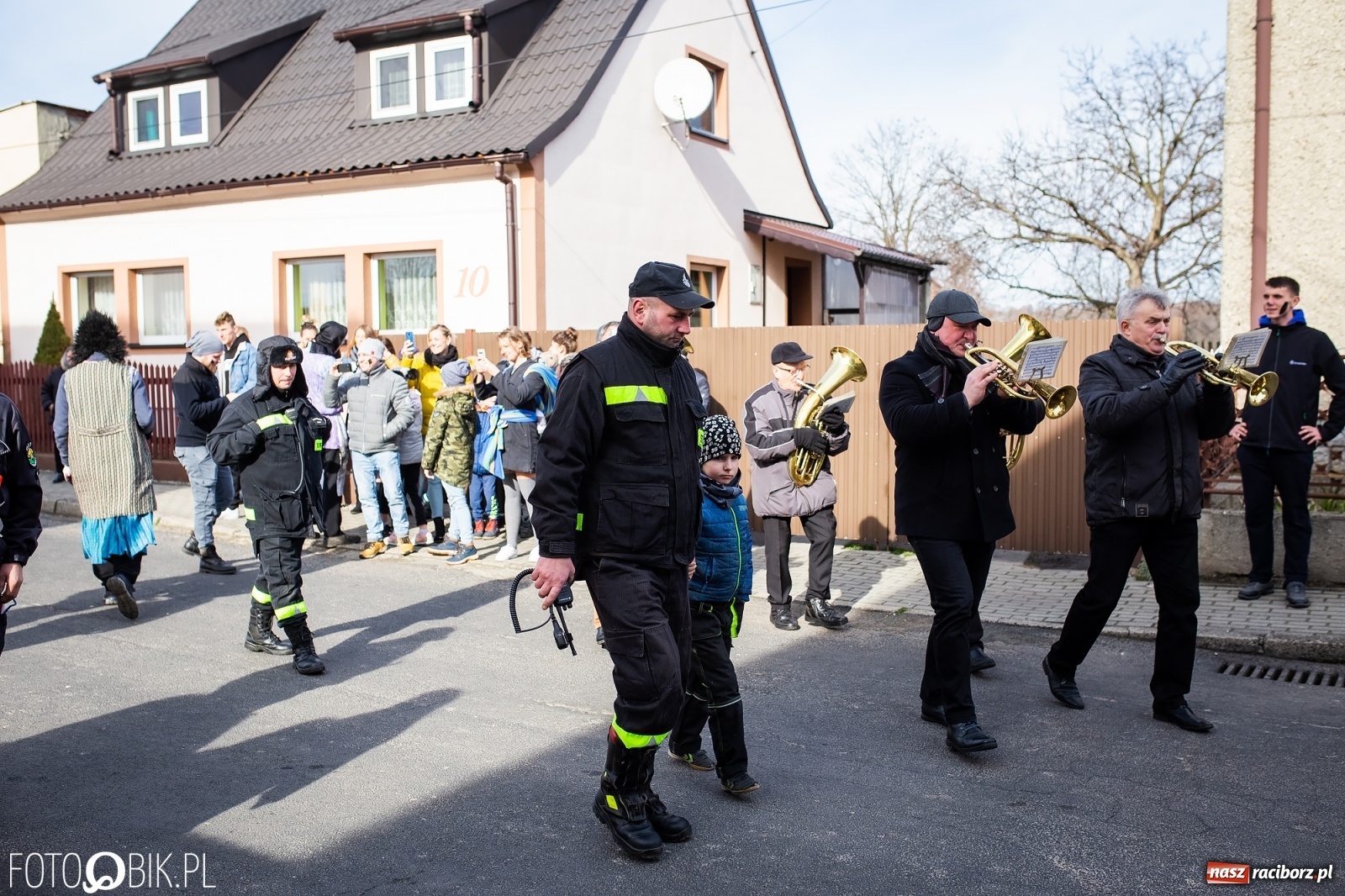 Zdjęcie w galerii na portalu naszraciborz.pl: Wodzenie niedźwiedzia w Samborowicach. Tak wieś żegna karnawał [FOTO i WIDEO] wiadomości z regionu