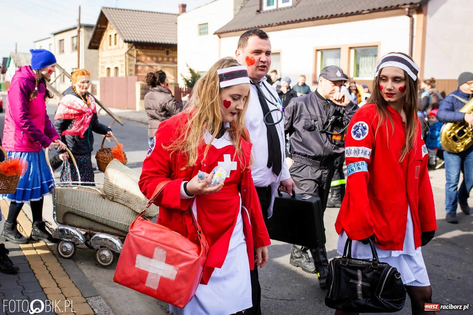 Zdjęcie w galerii na portalu naszraciborz.pl: Wodzenie niedźwiedzia w Samborowicach. Tak wieś żegna karnawał [FOTO i WIDEO] wiadomości z regionu
