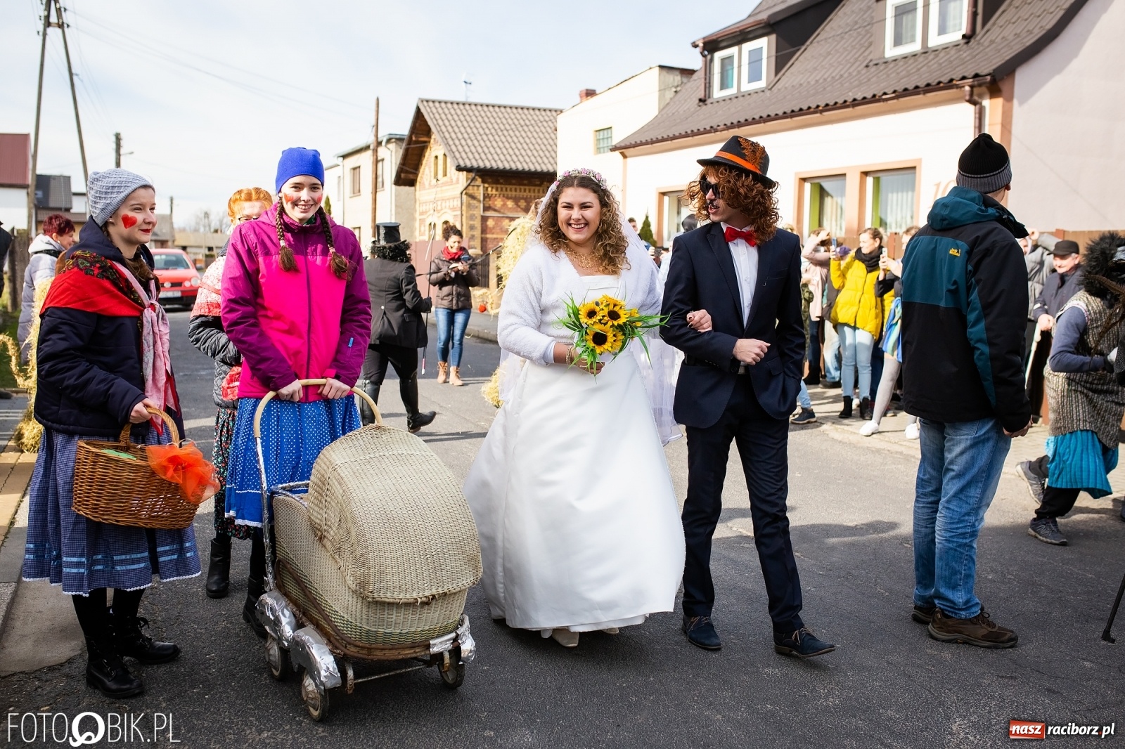Zdjęcie w galerii na portalu naszraciborz.pl: Wodzenie niedźwiedzia w Samborowicach. Tak wieś żegna karnawał [FOTO i WIDEO] wiadomości z regionu