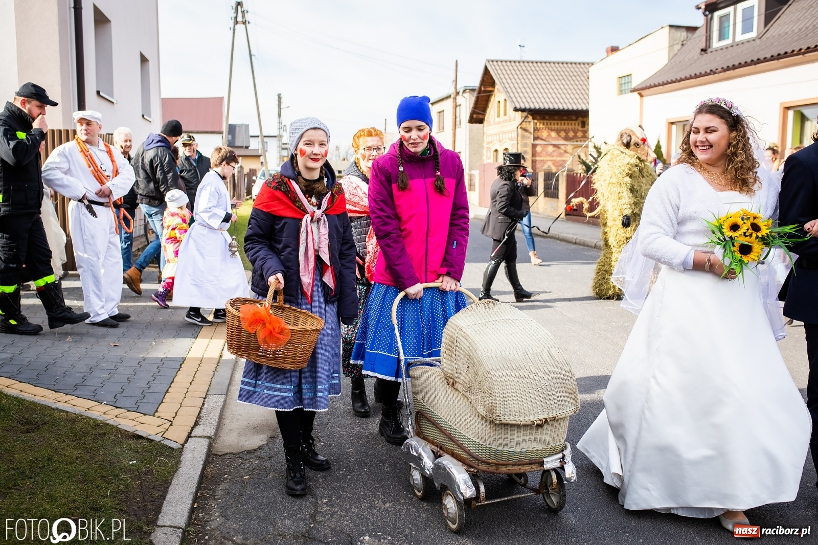 Zdjęcie w galerii na portalu naszraciborz.pl: Wodzenie niedźwiedzia w Samborowicach. Tak wieś żegna karnawał [FOTO i WIDEO] wiadomości z regionu