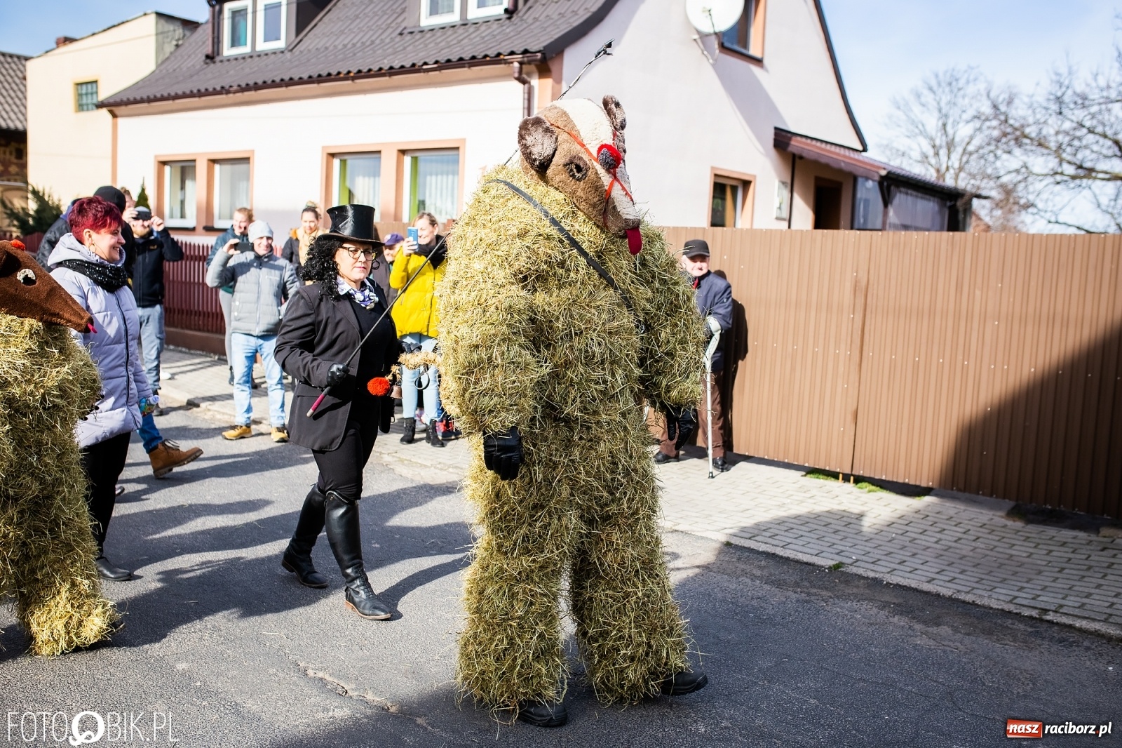 Zdjęcie w galerii na portalu naszraciborz.pl: Wodzenie niedźwiedzia w Samborowicach. Tak wieś żegna karnawał [FOTO i WIDEO] wiadomości z regionu