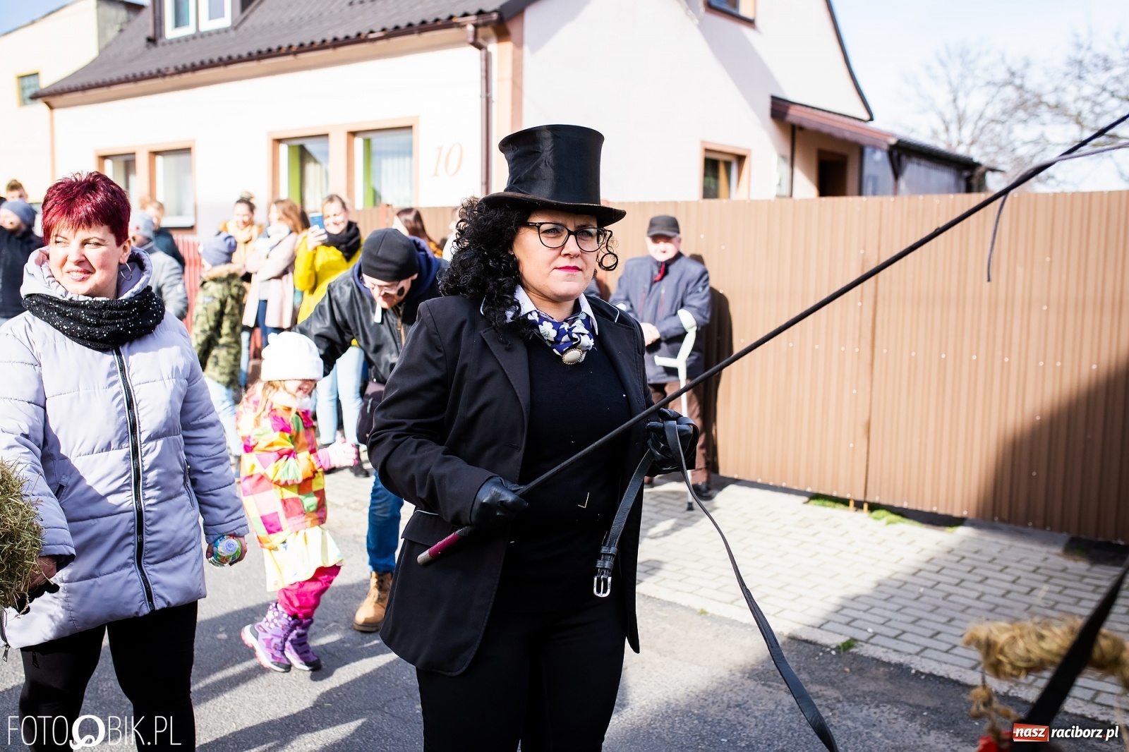 Zdjęcie w galerii na portalu naszraciborz.pl: Wodzenie niedźwiedzia w Samborowicach. Tak wieś żegna karnawał [FOTO i WIDEO] wiadomości z regionu