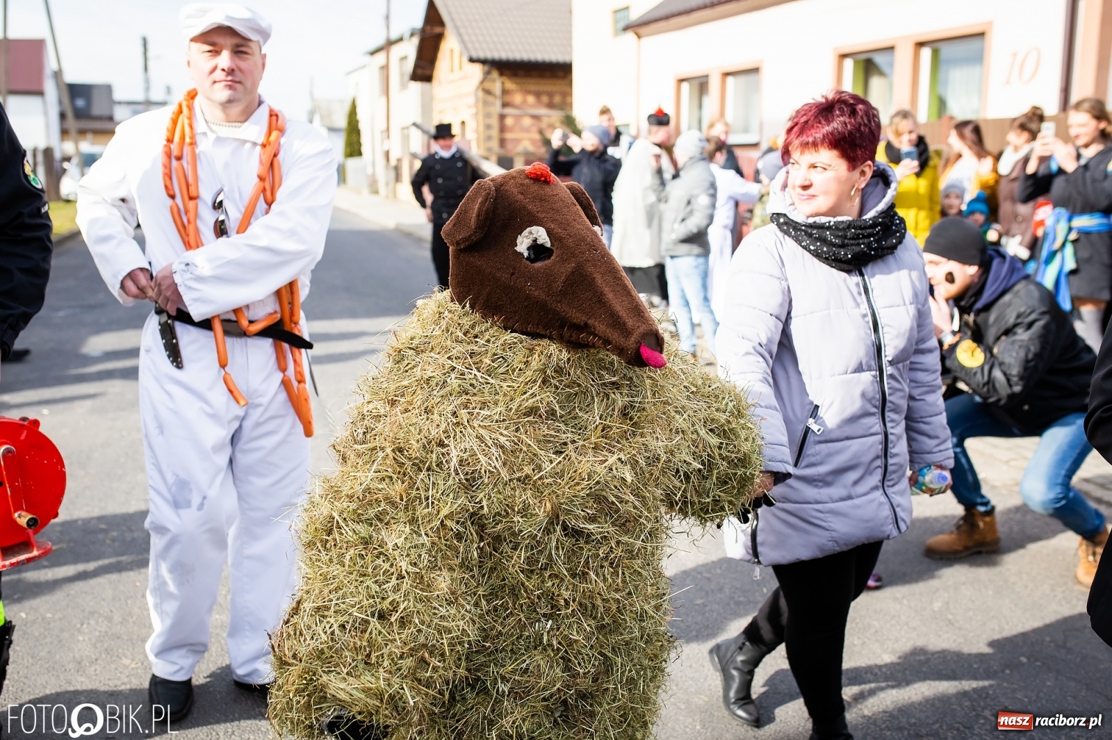 Zdjęcie w galerii na portalu naszraciborz.pl: Wodzenie niedźwiedzia w Samborowicach. Tak wieś żegna karnawał [FOTO i WIDEO] wiadomości z regionu