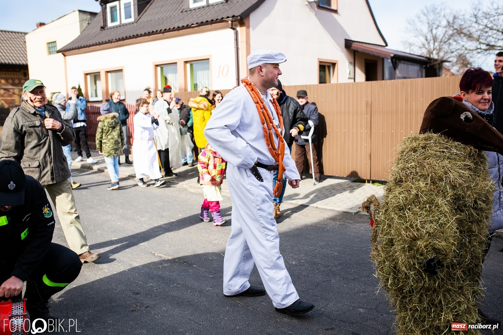 Zdjęcie w galerii na portalu naszraciborz.pl: Wodzenie niedźwiedzia w Samborowicach. Tak wieś żegna karnawał [FOTO i WIDEO] wiadomości z regionu