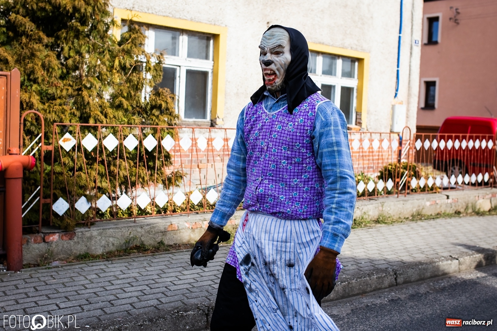 Zdjęcie w galerii na portalu naszraciborz.pl: Wodzenie niedźwiedzia w Samborowicach. Tak wieś żegna karnawał [FOTO i WIDEO] wiadomości z regionu