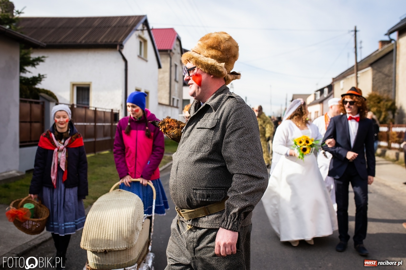 Zdjęcie w galerii na portalu naszraciborz.pl: Wodzenie niedźwiedzia w Samborowicach. Tak wieś żegna karnawał [FOTO i WIDEO] wiadomości z regionu