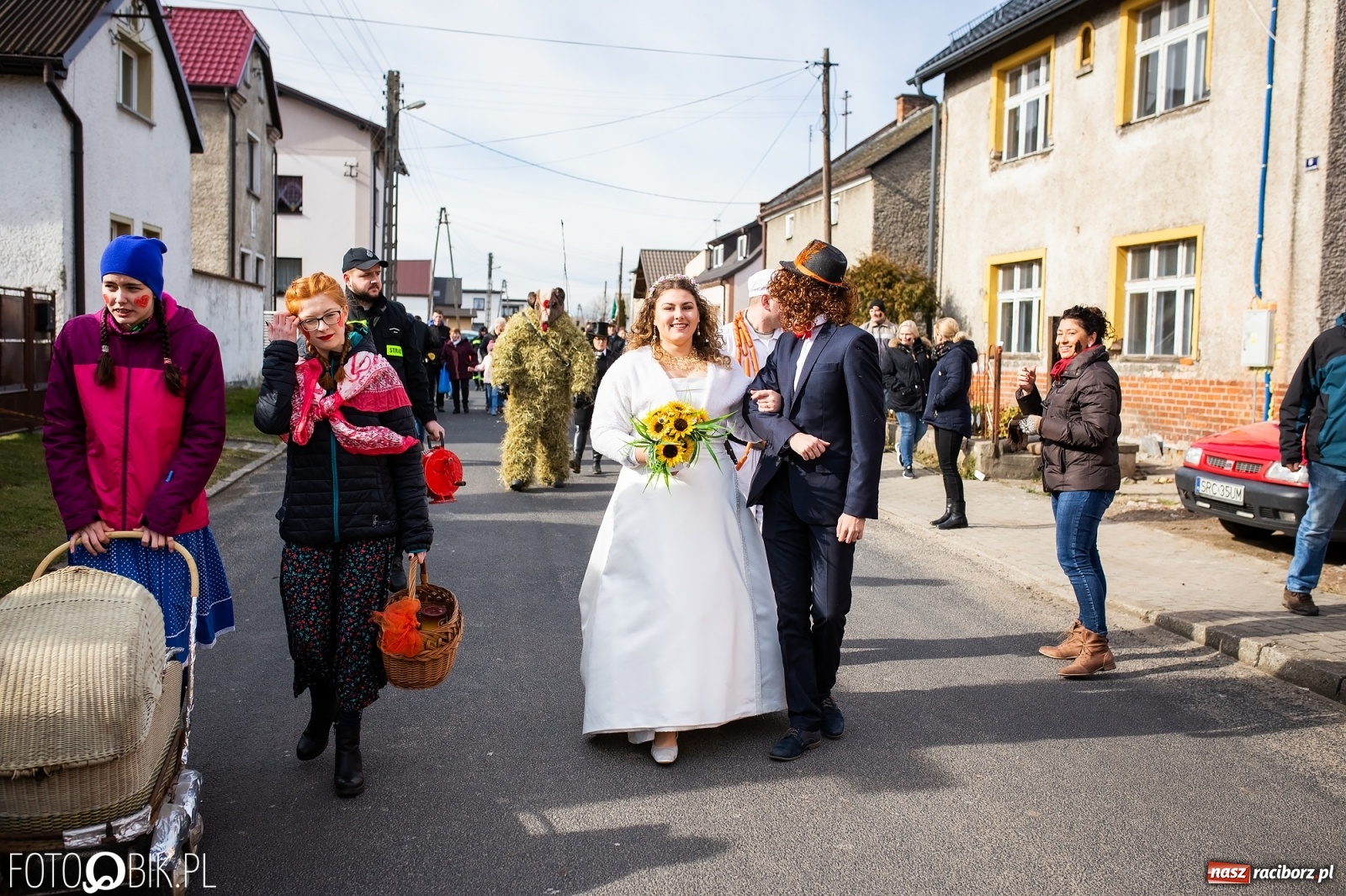 Zdjęcie w galerii na portalu naszraciborz.pl: Wodzenie niedźwiedzia w Samborowicach. Tak wieś żegna karnawał [FOTO i WIDEO] wiadomości z regionu