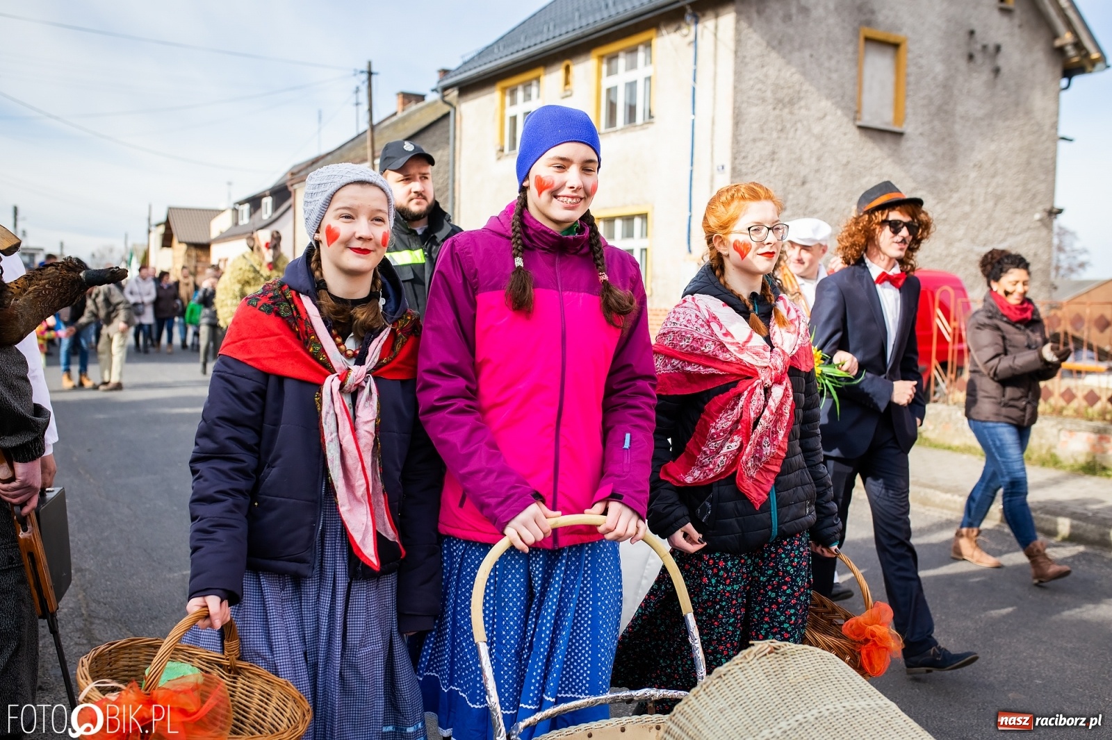 Zdjęcie w galerii na portalu naszraciborz.pl: Wodzenie niedźwiedzia w Samborowicach. Tak wieś żegna karnawał [FOTO i WIDEO] wiadomości z regionu