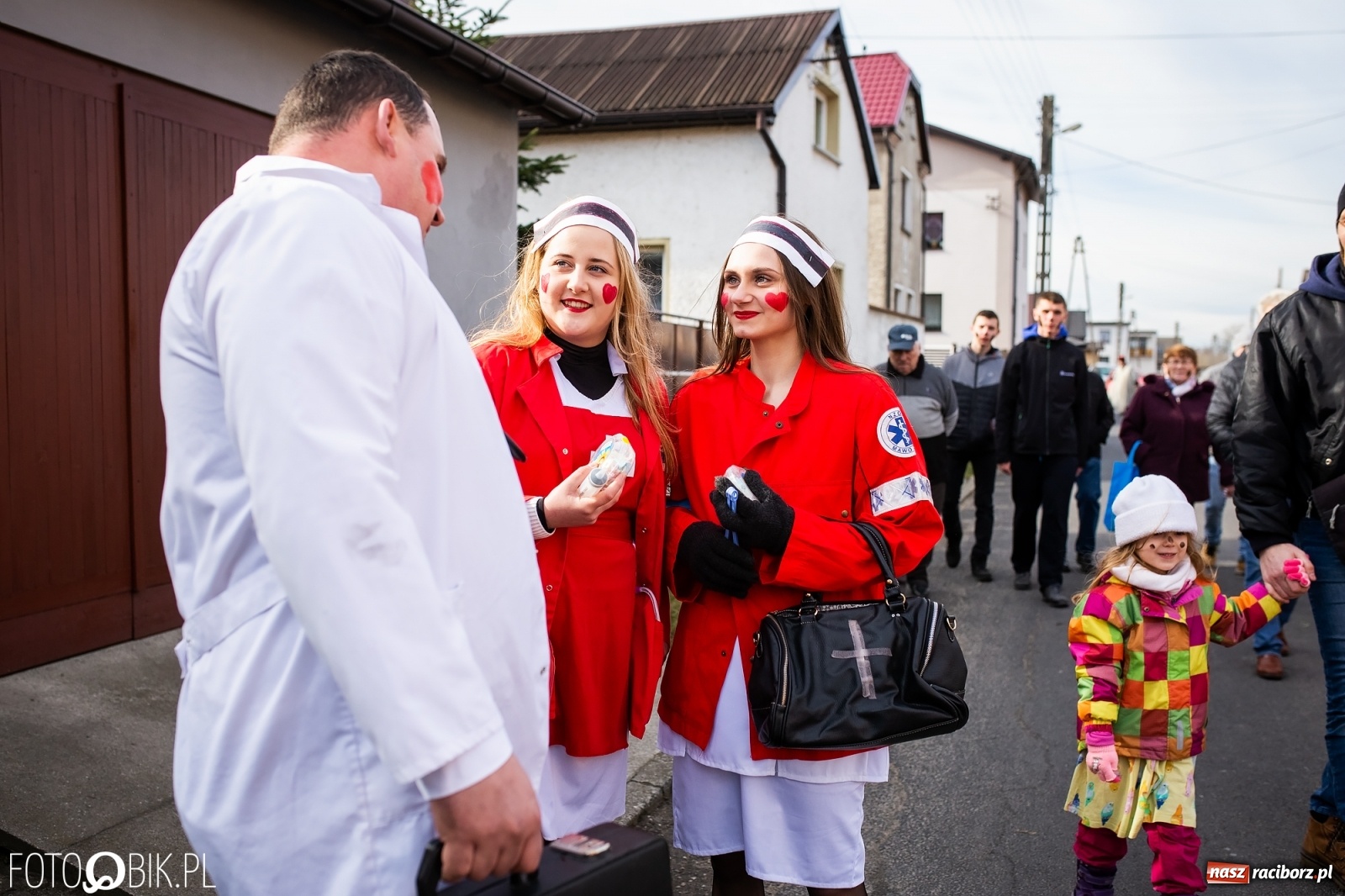 Zdjęcie w galerii na portalu naszraciborz.pl: Wodzenie niedźwiedzia w Samborowicach. Tak wieś żegna karnawał [FOTO i WIDEO] wiadomości z regionu