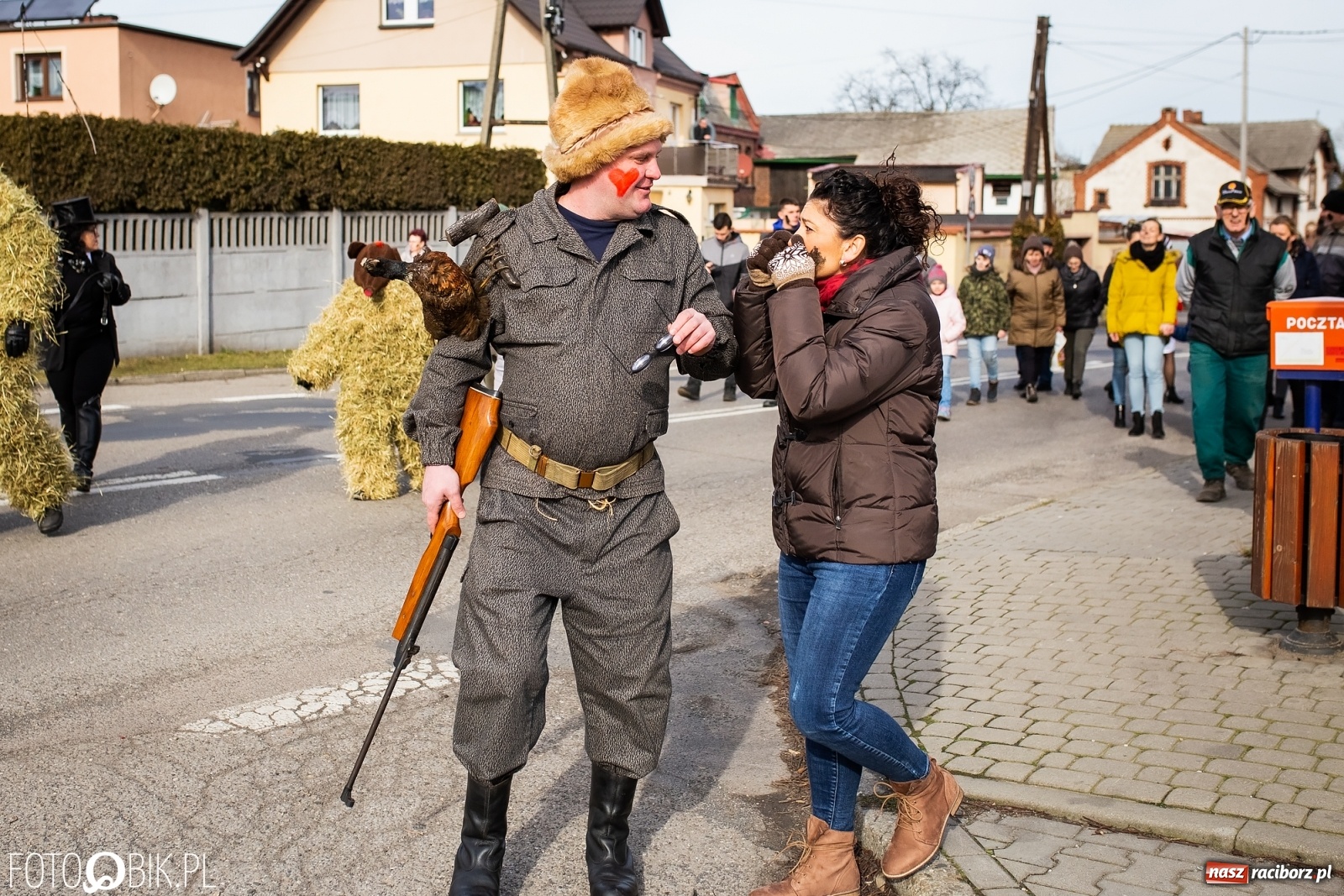 Zdjęcie w galerii na portalu naszraciborz.pl: Wodzenie niedźwiedzia w Samborowicach. Tak wieś żegna karnawał [FOTO i WIDEO] wiadomości z regionu