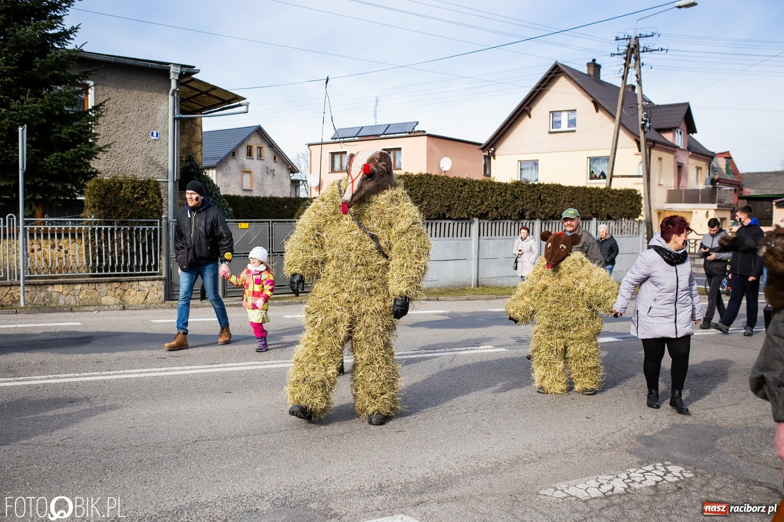 Zdjęcie w galerii na portalu naszraciborz.pl: Wodzenie niedźwiedzia w Samborowicach. Tak wieś żegna karnawał [FOTO i WIDEO] wiadomości z regionu