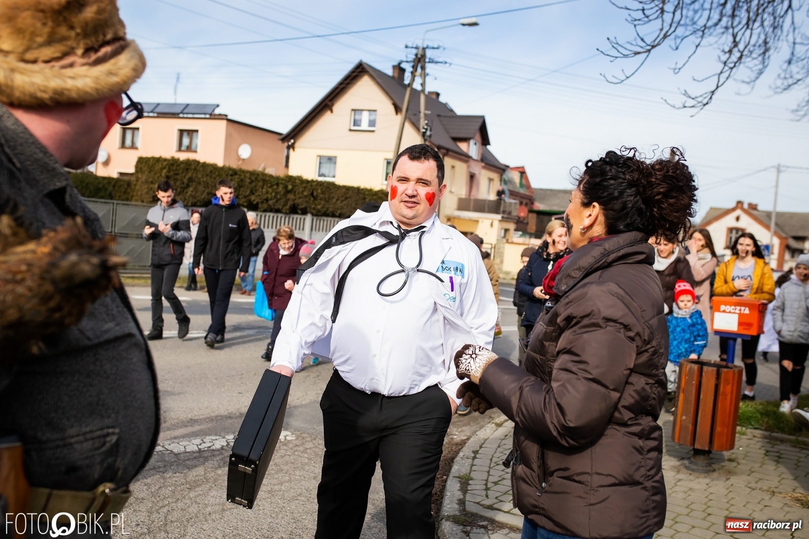 Zdjęcie w galerii na portalu naszraciborz.pl: Wodzenie niedźwiedzia w Samborowicach. Tak wieś żegna karnawał [FOTO i WIDEO] wiadomości z regionu