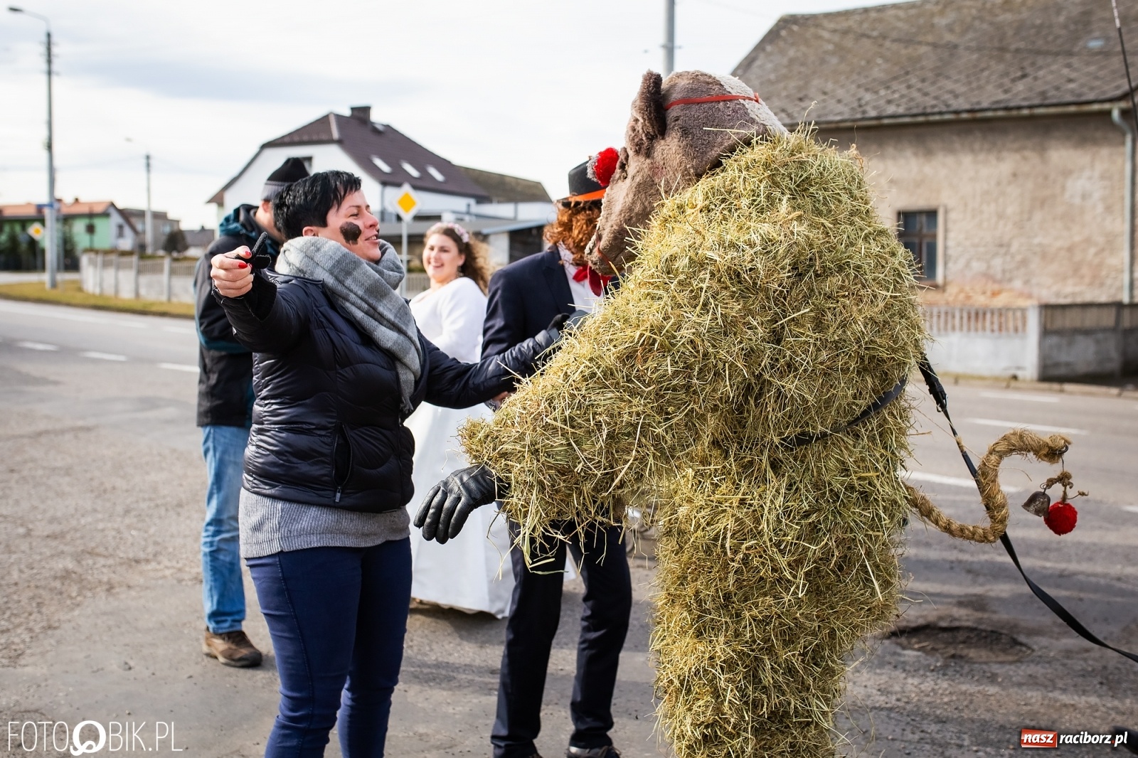 Zdjęcie w galerii na portalu naszraciborz.pl: Wodzenie niedźwiedzia w Samborowicach. Tak wieś żegna karnawał [FOTO i WIDEO] wiadomości z regionu