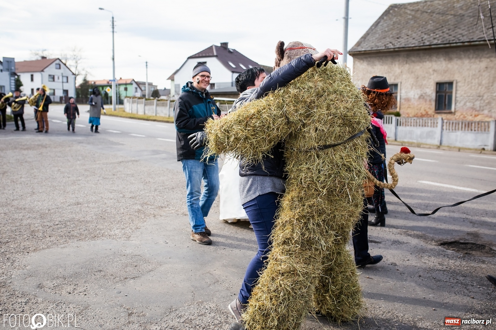 Zdjęcie w galerii na portalu naszraciborz.pl: Wodzenie niedźwiedzia w Samborowicach. Tak wieś żegna karnawał [FOTO i WIDEO] wiadomości z regionu