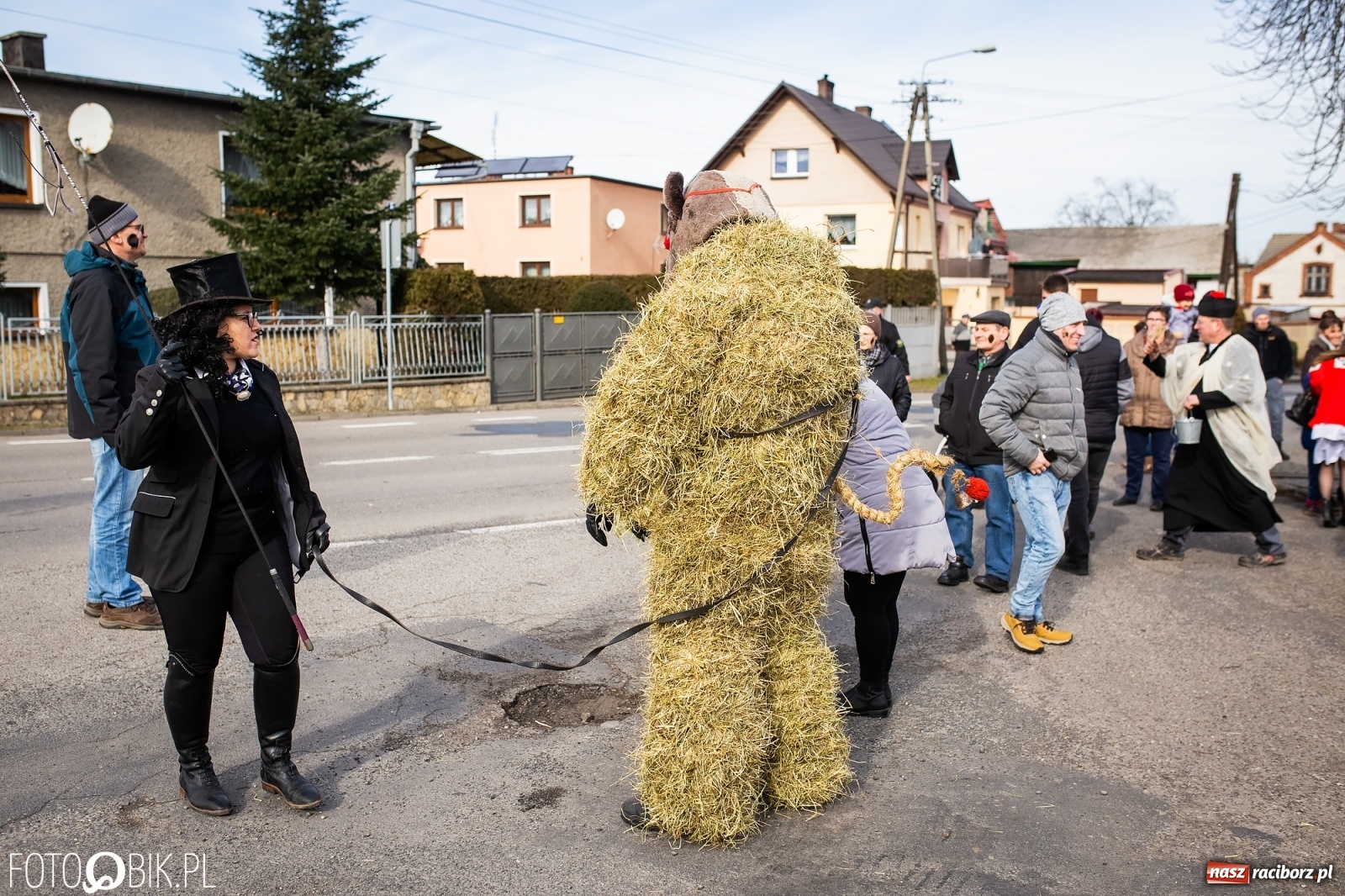 Zdjęcie w galerii na portalu naszraciborz.pl: Wodzenie niedźwiedzia w Samborowicach. Tak wieś żegna karnawał [FOTO i WIDEO] wiadomości z regionu