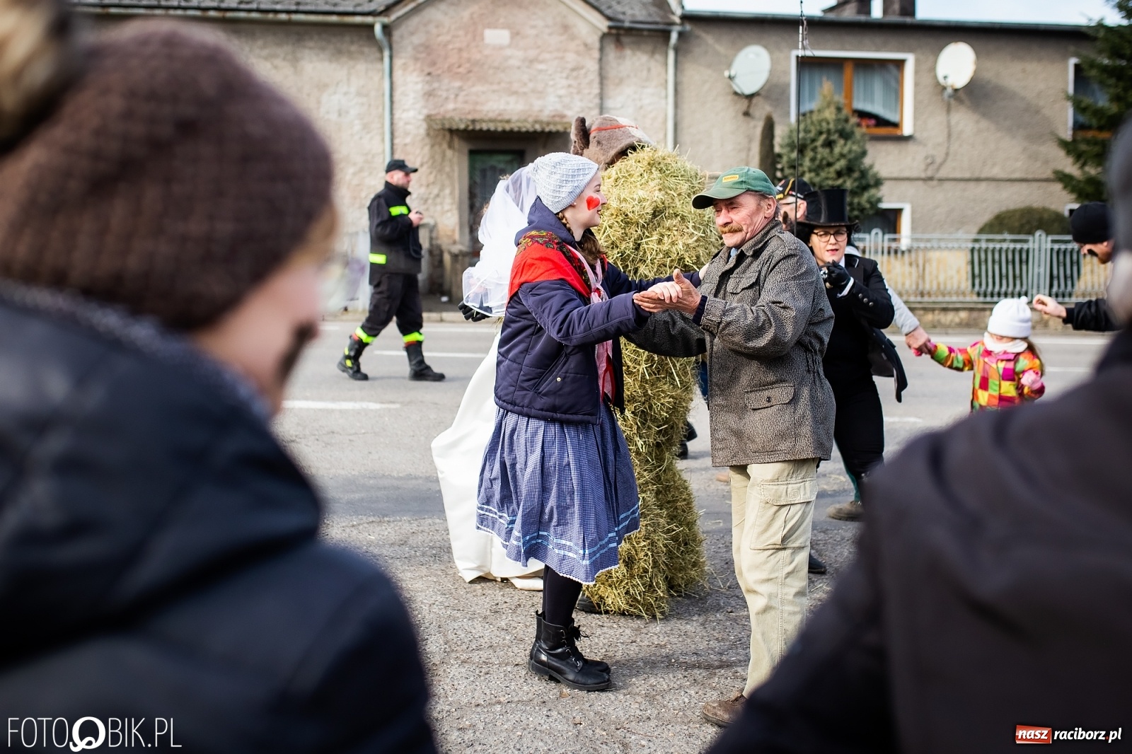 Zdjęcie w galerii na portalu naszraciborz.pl: Wodzenie niedźwiedzia w Samborowicach. Tak wieś żegna karnawał [FOTO i WIDEO] wiadomości z regionu