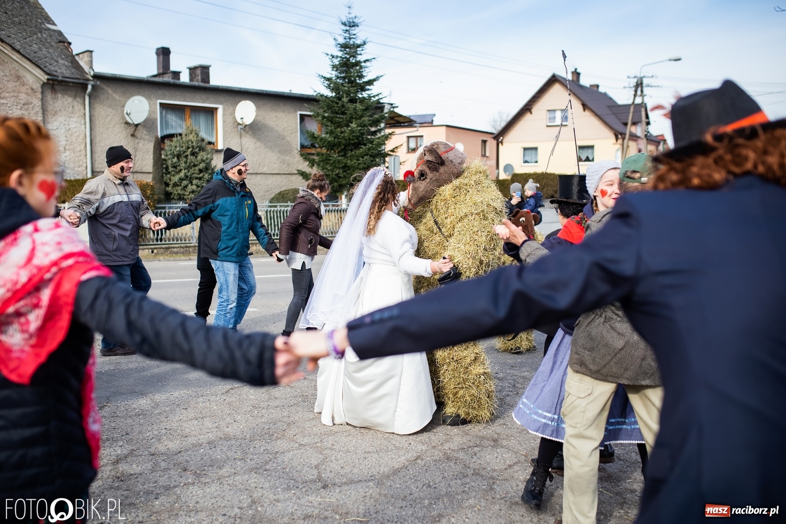 Zdjęcie w galerii na portalu naszraciborz.pl: Wodzenie niedźwiedzia w Samborowicach. Tak wieś żegna karnawał [FOTO i WIDEO] wiadomości z regionu