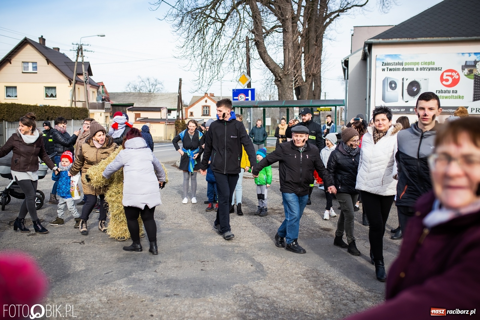 Zdjęcie w galerii na portalu naszraciborz.pl: Wodzenie niedźwiedzia w Samborowicach. Tak wieś żegna karnawał [FOTO i WIDEO] wiadomości z regionu