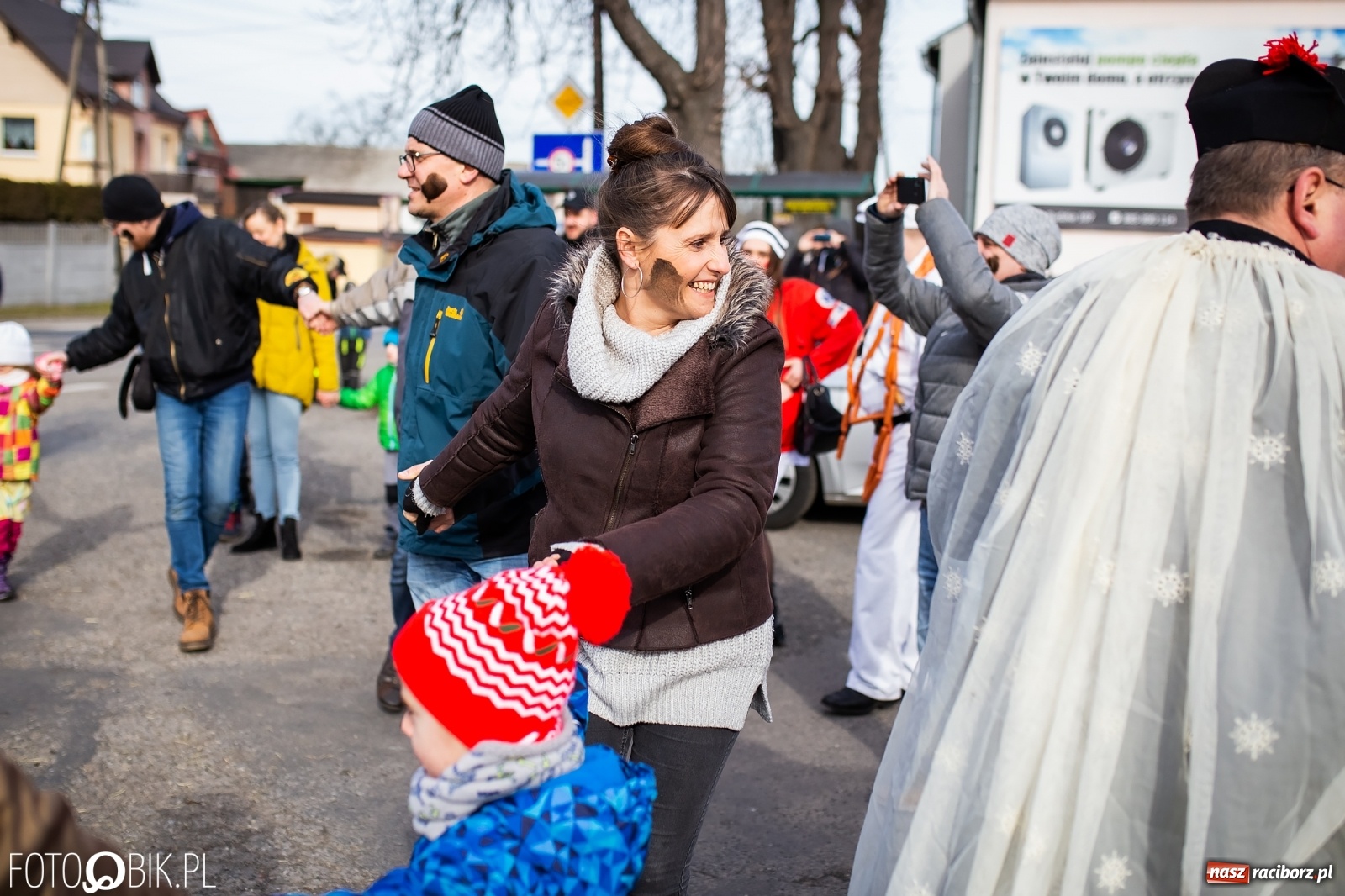 Zdjęcie w galerii na portalu naszraciborz.pl: Wodzenie niedźwiedzia w Samborowicach. Tak wieś żegna karnawał [FOTO i WIDEO] wiadomości z regionu