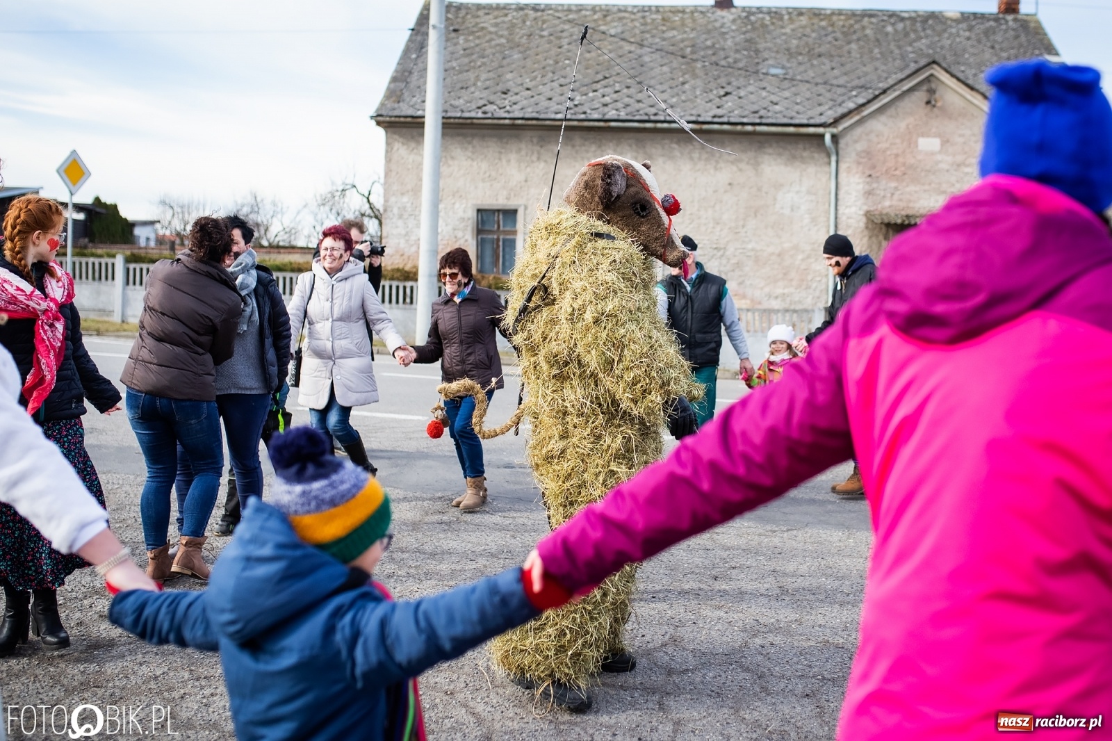 Zdjęcie w galerii na portalu naszraciborz.pl: Wodzenie niedźwiedzia w Samborowicach. Tak wieś żegna karnawał [FOTO i WIDEO] wiadomości z regionu