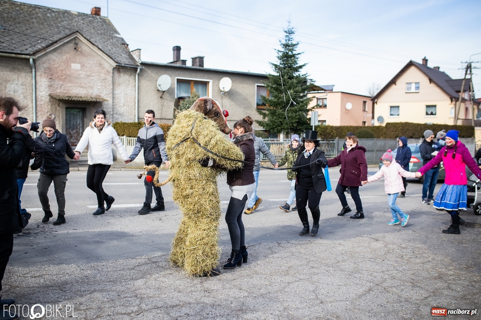 Zdjęcie w galerii na portalu naszraciborz.pl: Wodzenie niedźwiedzia w Samborowicach. Tak wieś żegna karnawał [FOTO i WIDEO] wiadomości z regionu