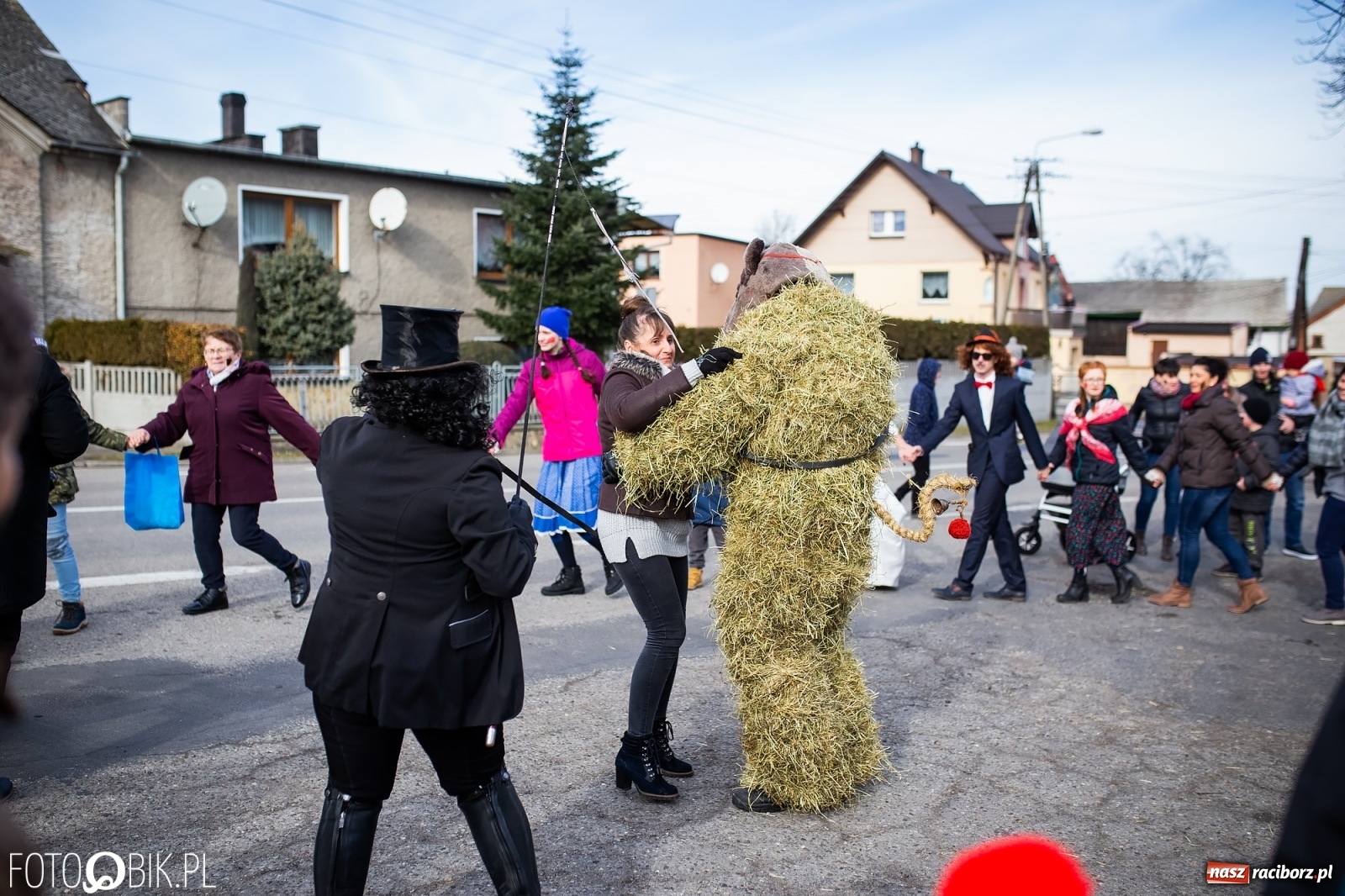 Zdjęcie w galerii na portalu naszraciborz.pl: Wodzenie niedźwiedzia w Samborowicach. Tak wieś żegna karnawał [FOTO i WIDEO] wiadomości z regionu