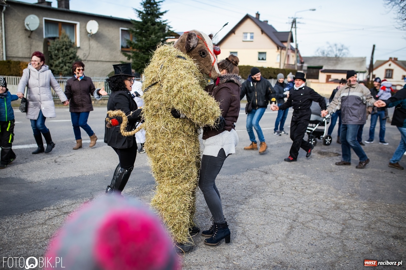 Zdjęcie w galerii na portalu naszraciborz.pl: Wodzenie niedźwiedzia w Samborowicach. Tak wieś żegna karnawał [FOTO i WIDEO] wiadomości z regionu