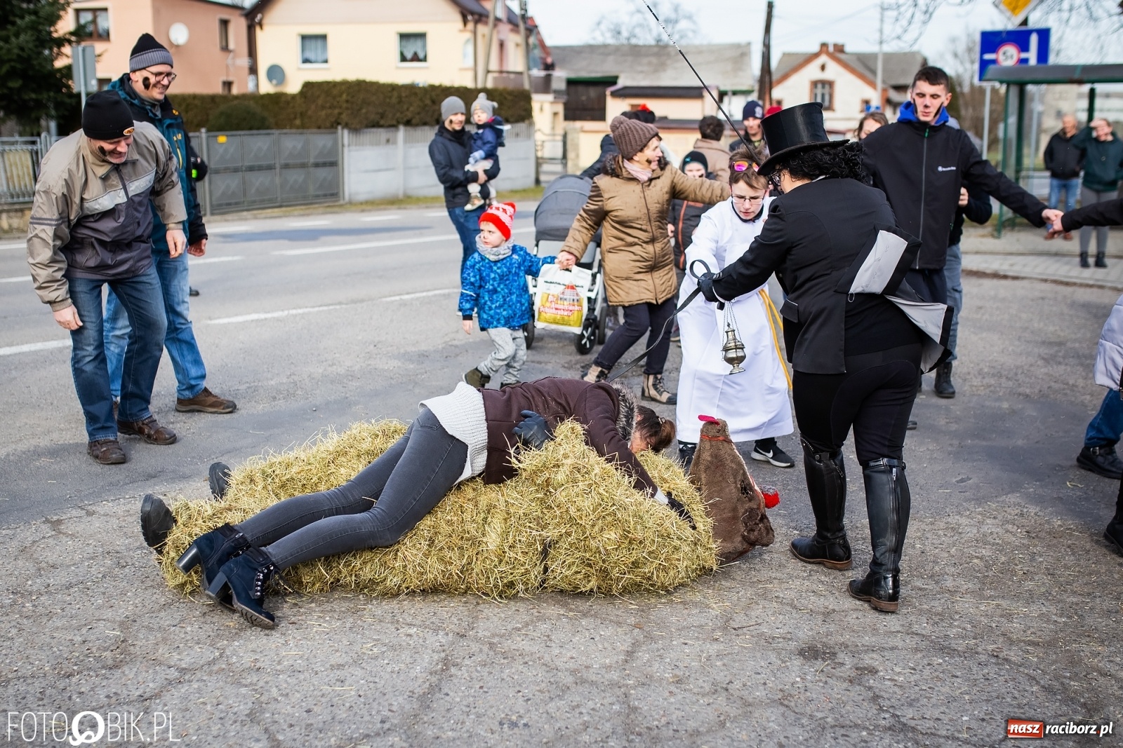 Zdjęcie w galerii na portalu naszraciborz.pl: Wodzenie niedźwiedzia w Samborowicach. Tak wieś żegna karnawał [FOTO i WIDEO] wiadomości z regionu