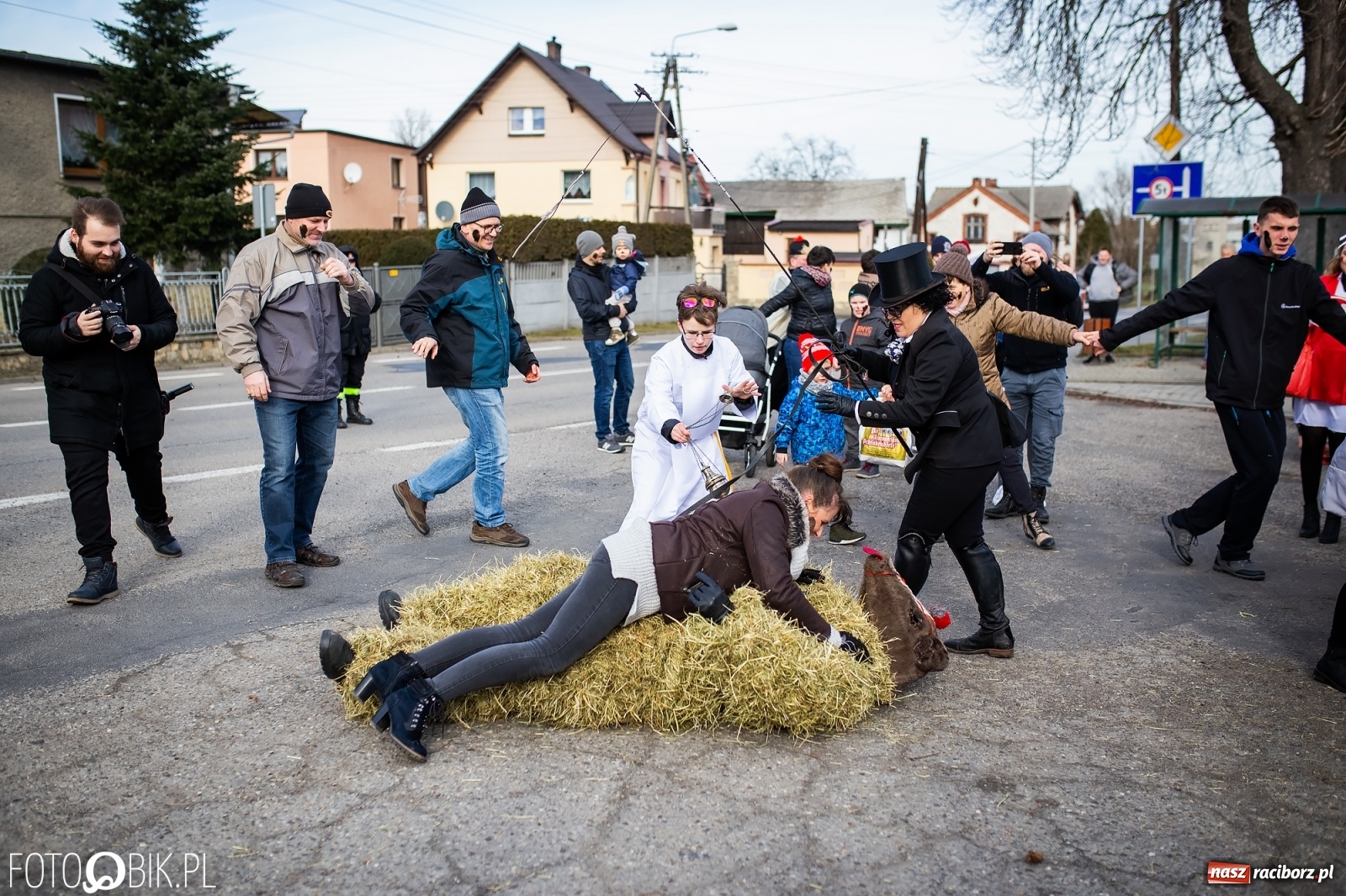 Zdjęcie w galerii na portalu naszraciborz.pl: Wodzenie niedźwiedzia w Samborowicach. Tak wieś żegna karnawał [FOTO i WIDEO] wiadomości z regionu
