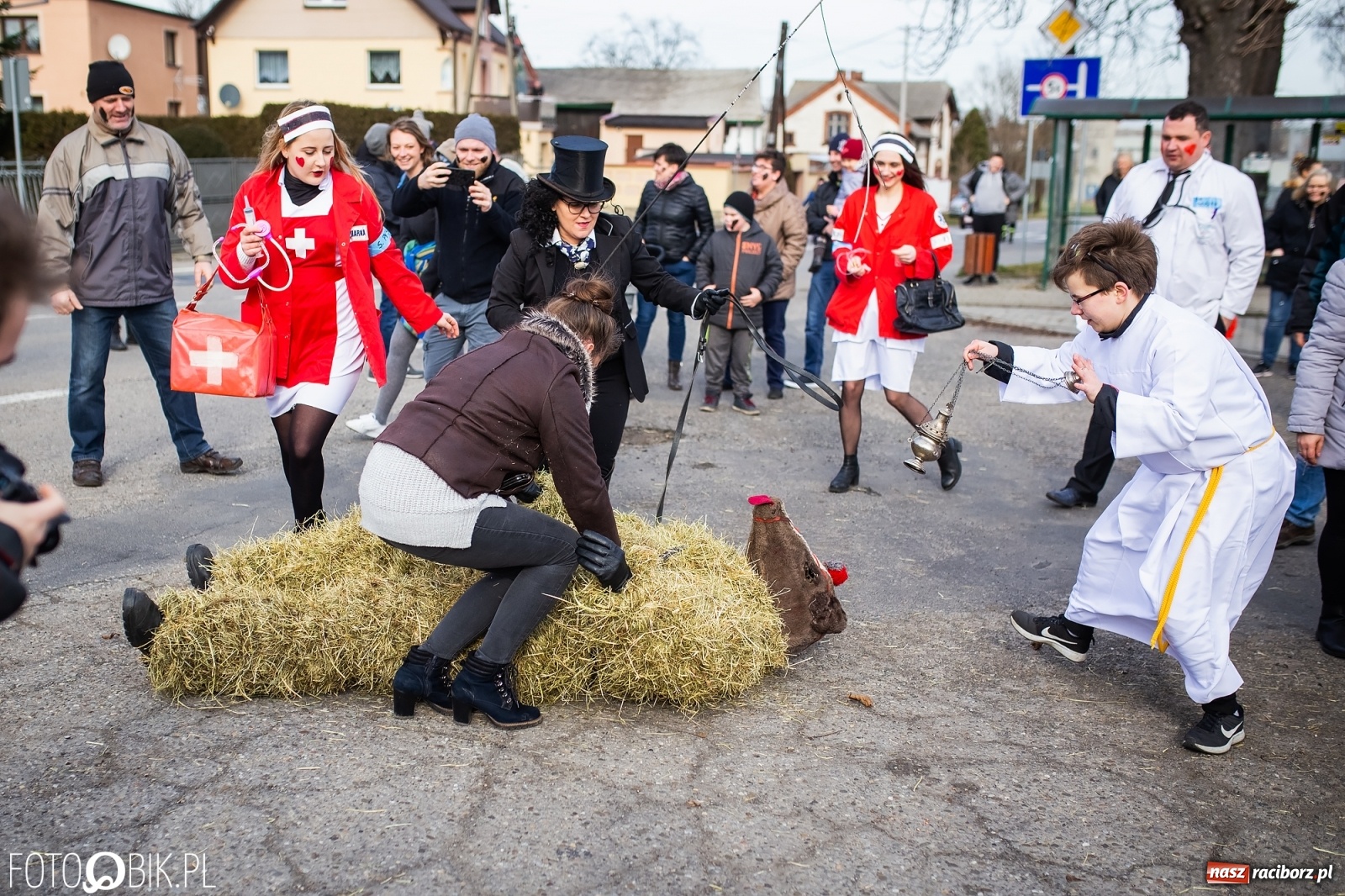 Zdjęcie w galerii na portalu naszraciborz.pl: Wodzenie niedźwiedzia w Samborowicach. Tak wieś żegna karnawał [FOTO i WIDEO] wiadomości z regionu
