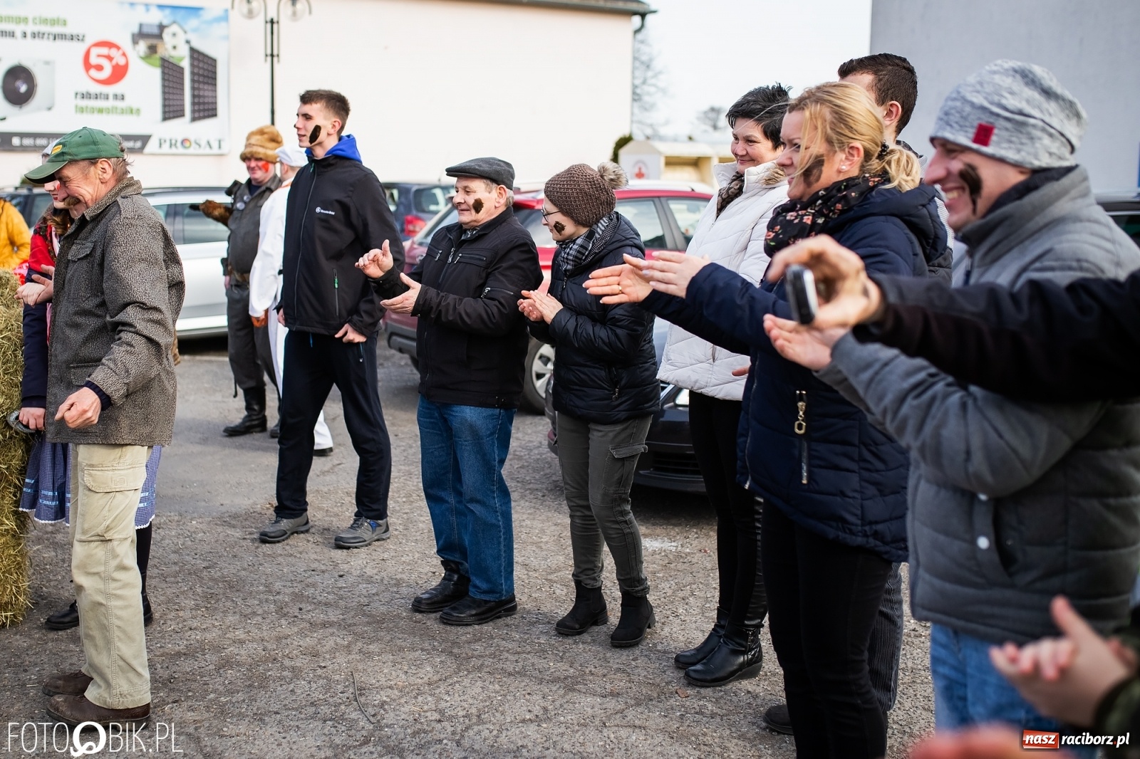 Zdjęcie w galerii na portalu naszraciborz.pl: Wodzenie niedźwiedzia w Samborowicach. Tak wieś żegna karnawał [FOTO i WIDEO] wiadomości z regionu