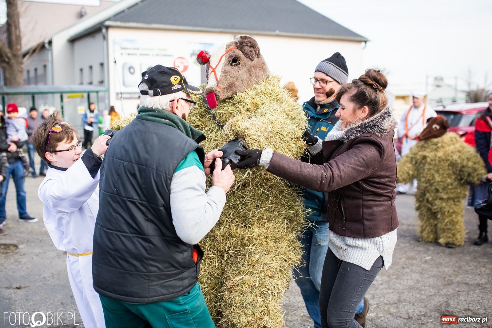 Zdjęcie w galerii na portalu naszraciborz.pl: Wodzenie niedźwiedzia w Samborowicach. Tak wieś żegna karnawał [FOTO i WIDEO] wiadomości z regionu
