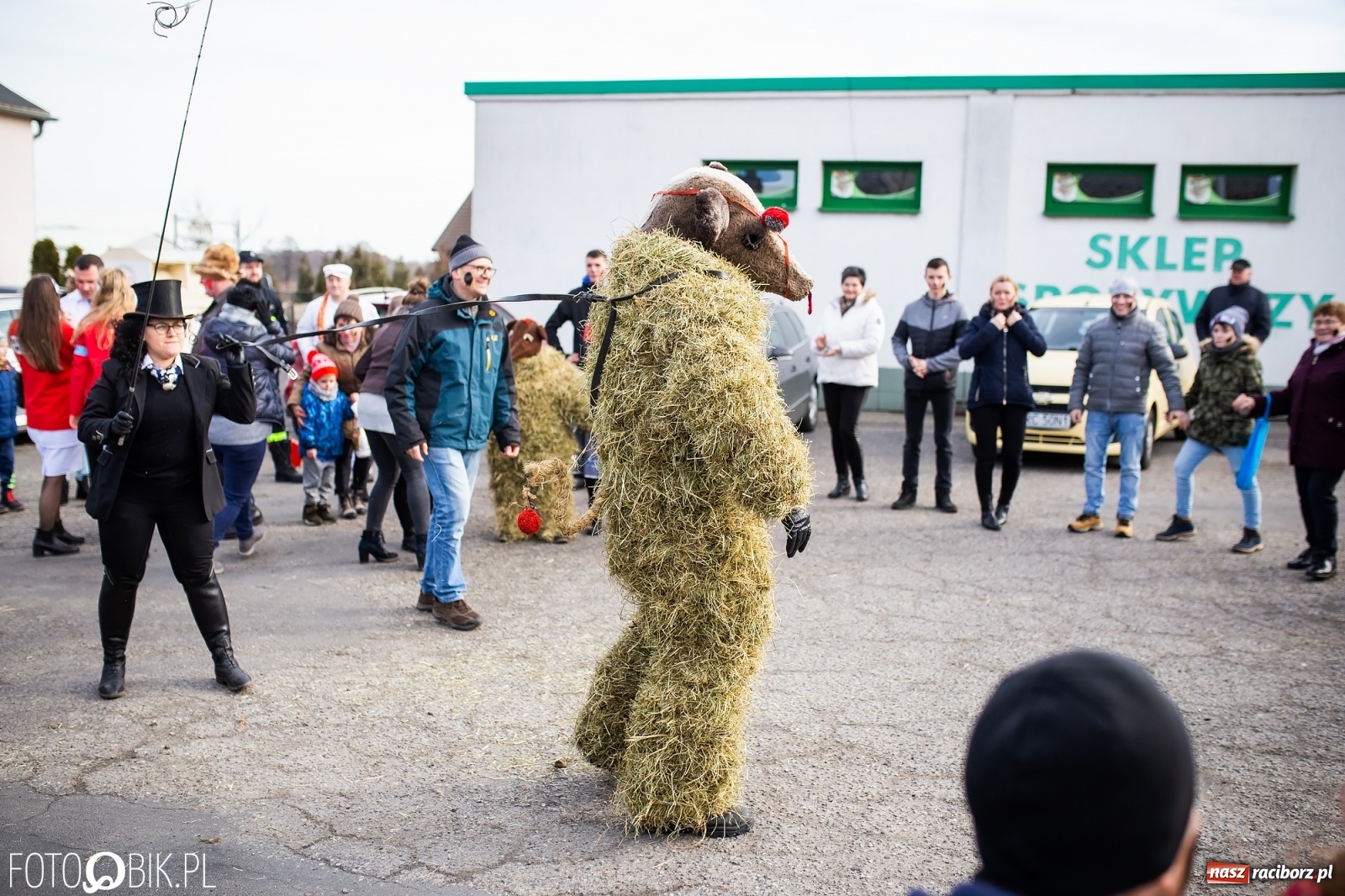 Zdjęcie w galerii na portalu naszraciborz.pl: Wodzenie niedźwiedzia w Samborowicach. Tak wieś żegna karnawał [FOTO i WIDEO] wiadomości z regionu