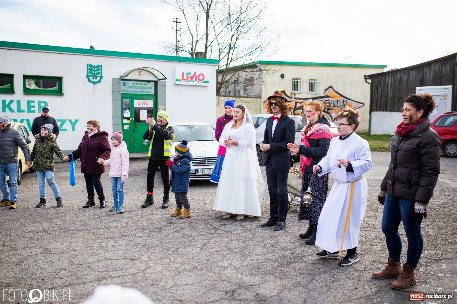 Zdjęcie w galerii na portalu naszraciborz.pl: Wodzenie niedźwiedzia w Samborowicach. Tak wieś żegna karnawał [FOTO i WIDEO] wiadomości z regionu