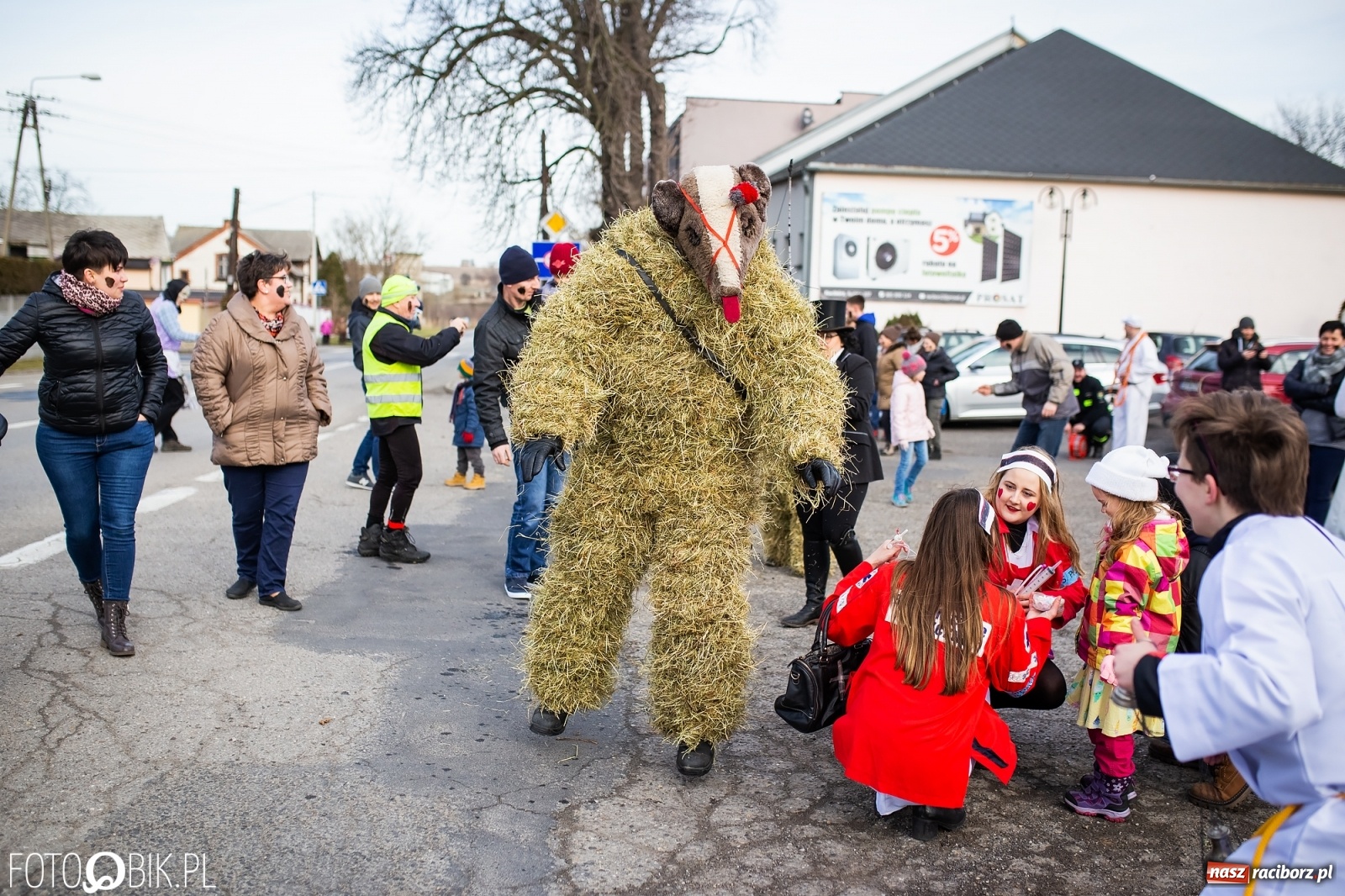 Zdjęcie w galerii na portalu naszraciborz.pl: Wodzenie niedźwiedzia w Samborowicach. Tak wieś żegna karnawał [FOTO i WIDEO] wiadomości z regionu