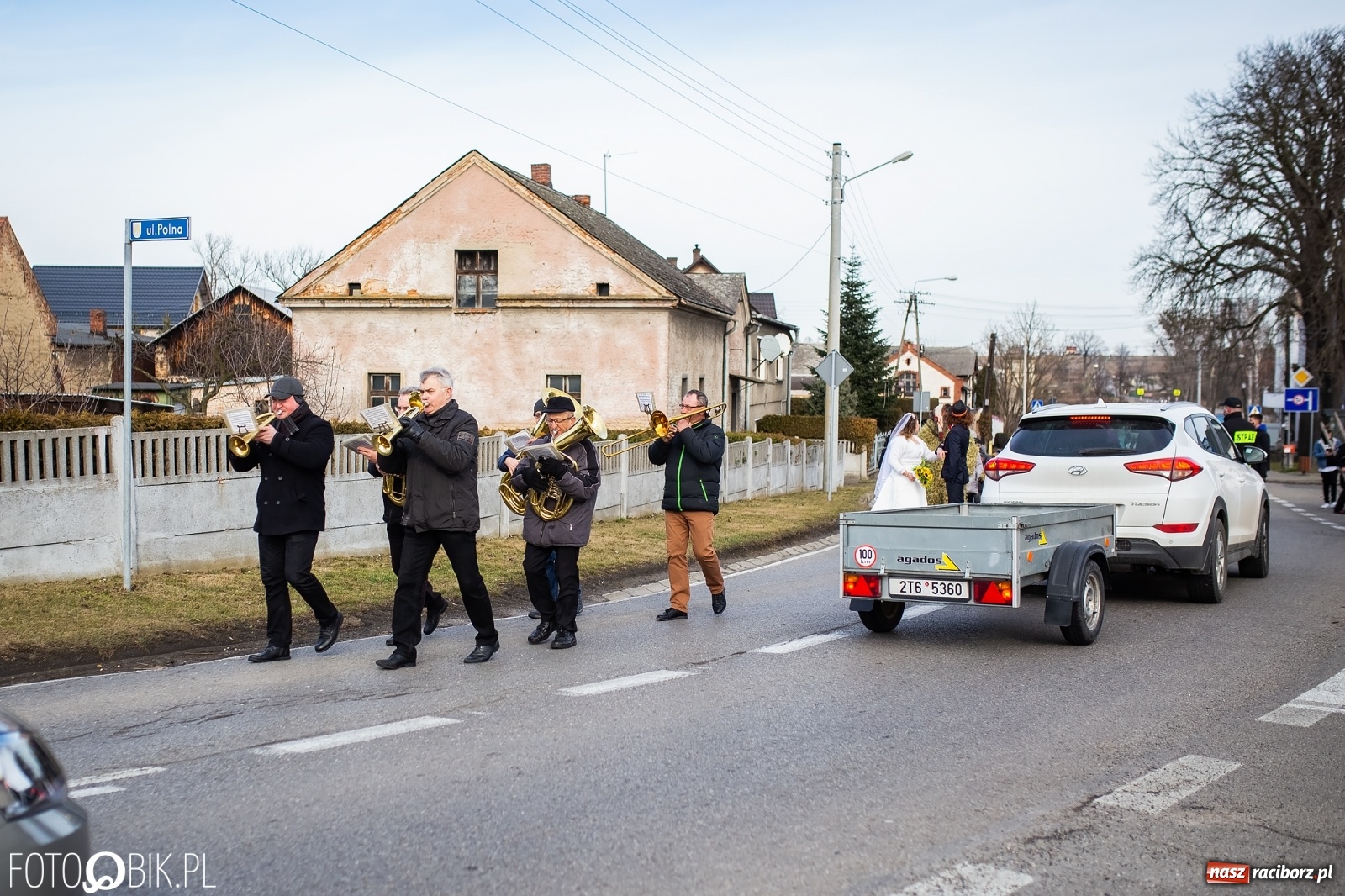 Zdjęcie w galerii na portalu naszraciborz.pl: Wodzenie niedźwiedzia w Samborowicach. Tak wieś żegna karnawał [FOTO i WIDEO] wiadomości z regionu