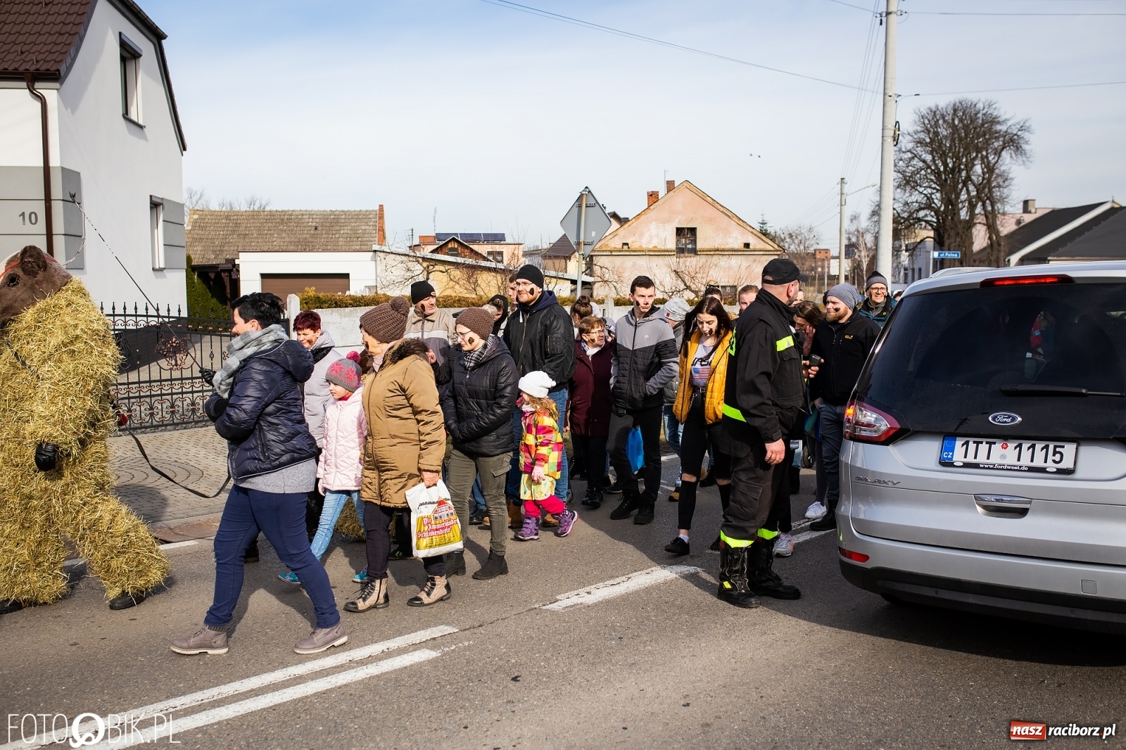 Zdjęcie w galerii na portalu naszraciborz.pl: Wodzenie niedźwiedzia w Samborowicach. Tak wieś żegna karnawał [FOTO i WIDEO] wiadomości z regionu