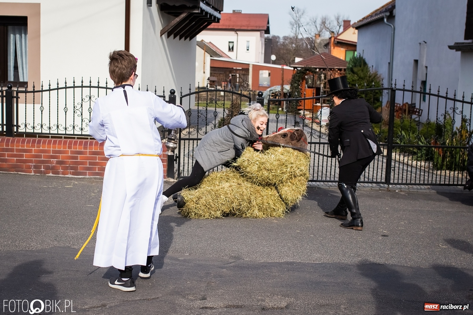Zdjęcie w galerii na portalu naszraciborz.pl: Wodzenie niedźwiedzia w Samborowicach. Tak wieś żegna karnawał [FOTO i WIDEO] wiadomości z regionu
