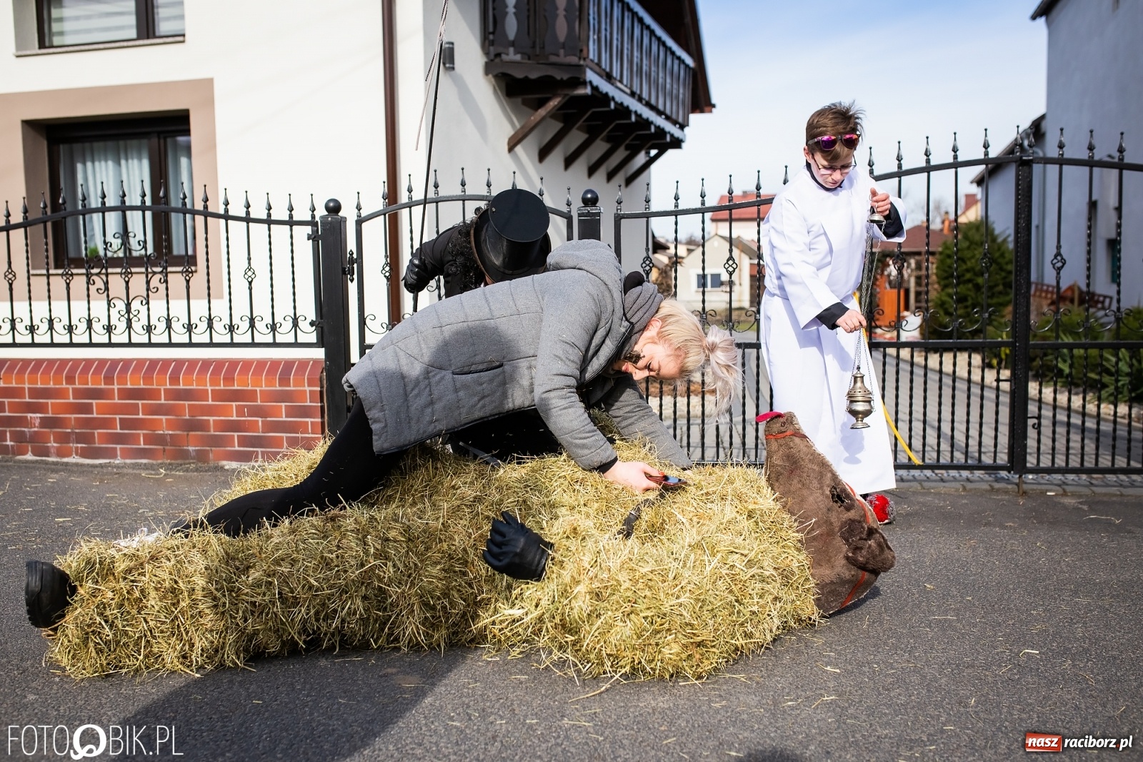 Zdjęcie w galerii na portalu naszraciborz.pl: Wodzenie niedźwiedzia w Samborowicach. Tak wieś żegna karnawał [FOTO i WIDEO] wiadomości z regionu