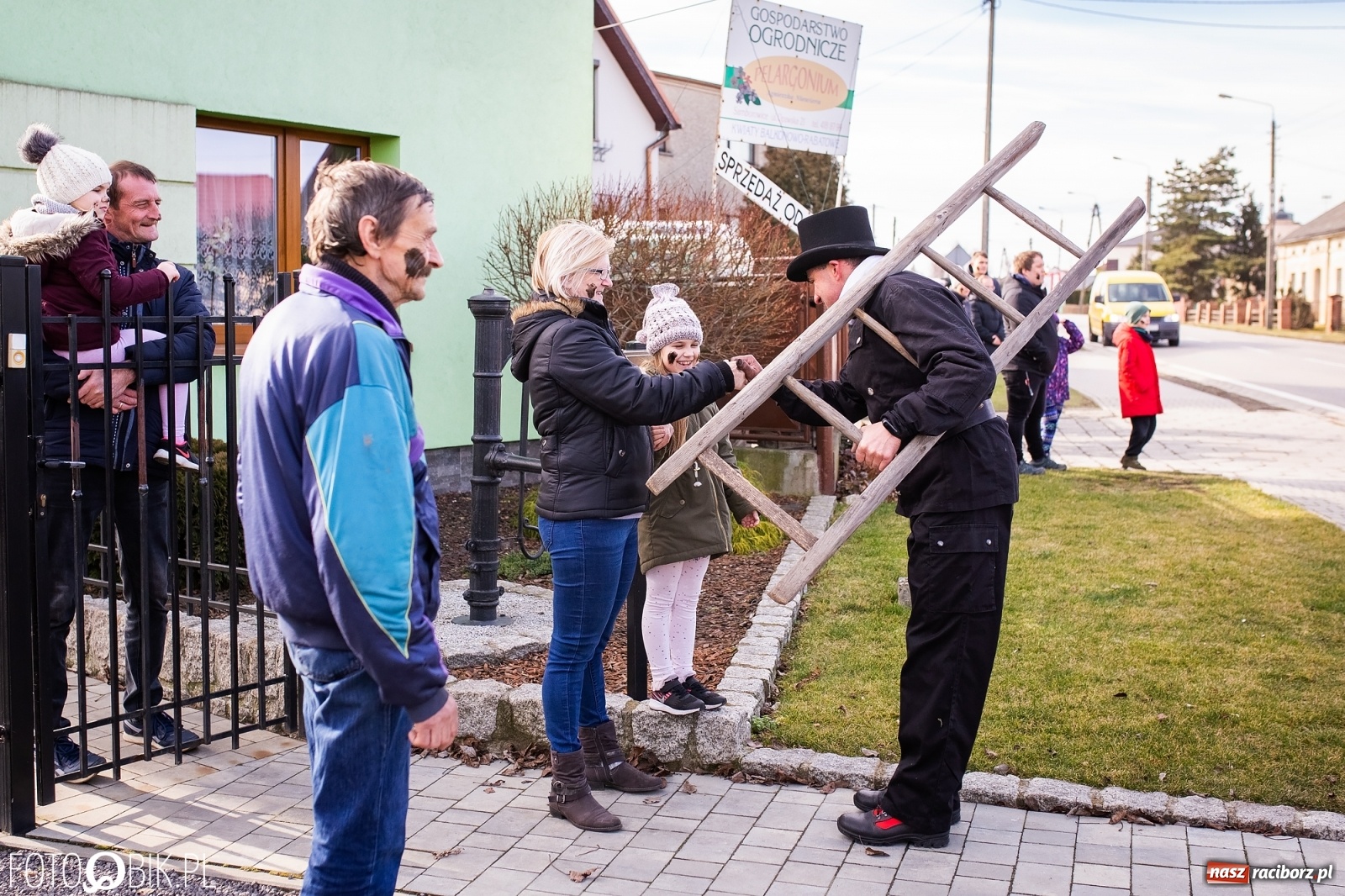 Zdjęcie w galerii na portalu naszraciborz.pl: Wodzenie niedźwiedzia w Samborowicach. Tak wieś żegna karnawał [FOTO i WIDEO] wiadomości z regionu