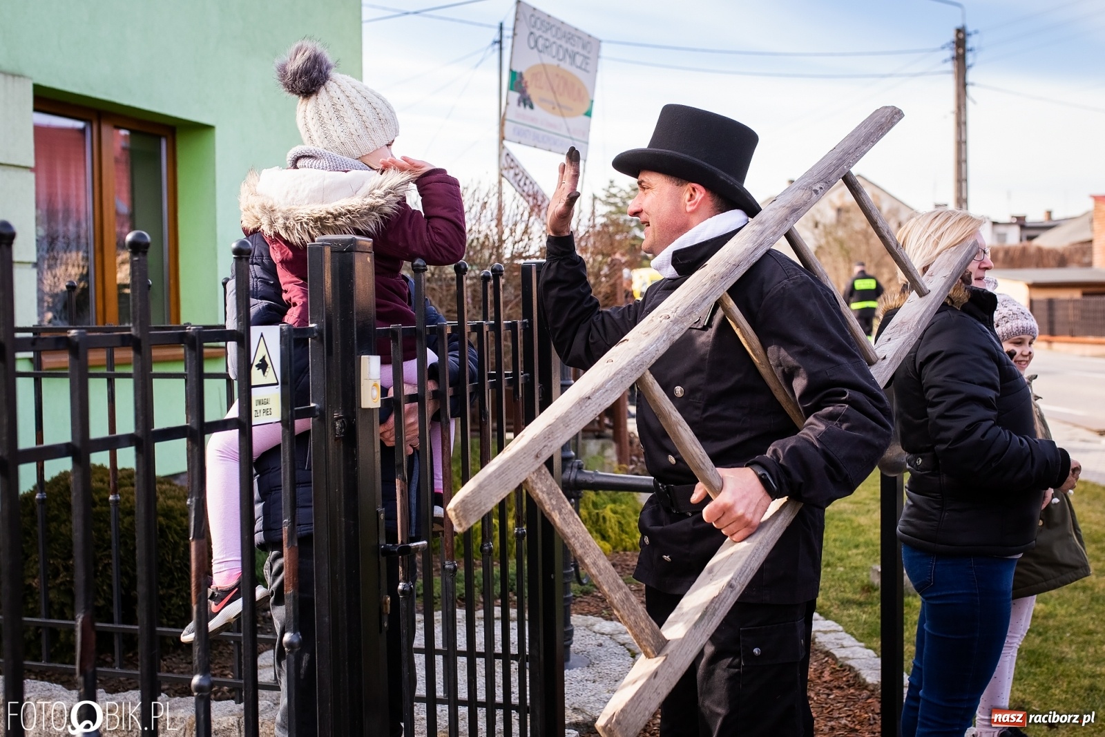 Zdjęcie w galerii na portalu naszraciborz.pl: Wodzenie niedźwiedzia w Samborowicach. Tak wieś żegna karnawał [FOTO i WIDEO] wiadomości z regionu