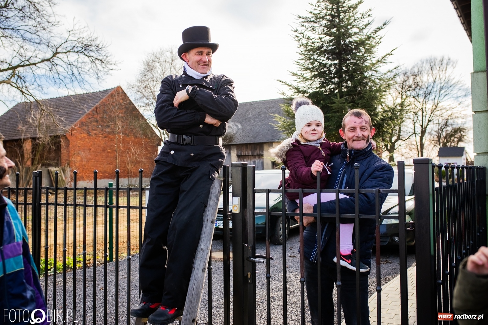 Zdjęcie w galerii na portalu naszraciborz.pl: Wodzenie niedźwiedzia w Samborowicach. Tak wieś żegna karnawał [FOTO i WIDEO] wiadomości z regionu